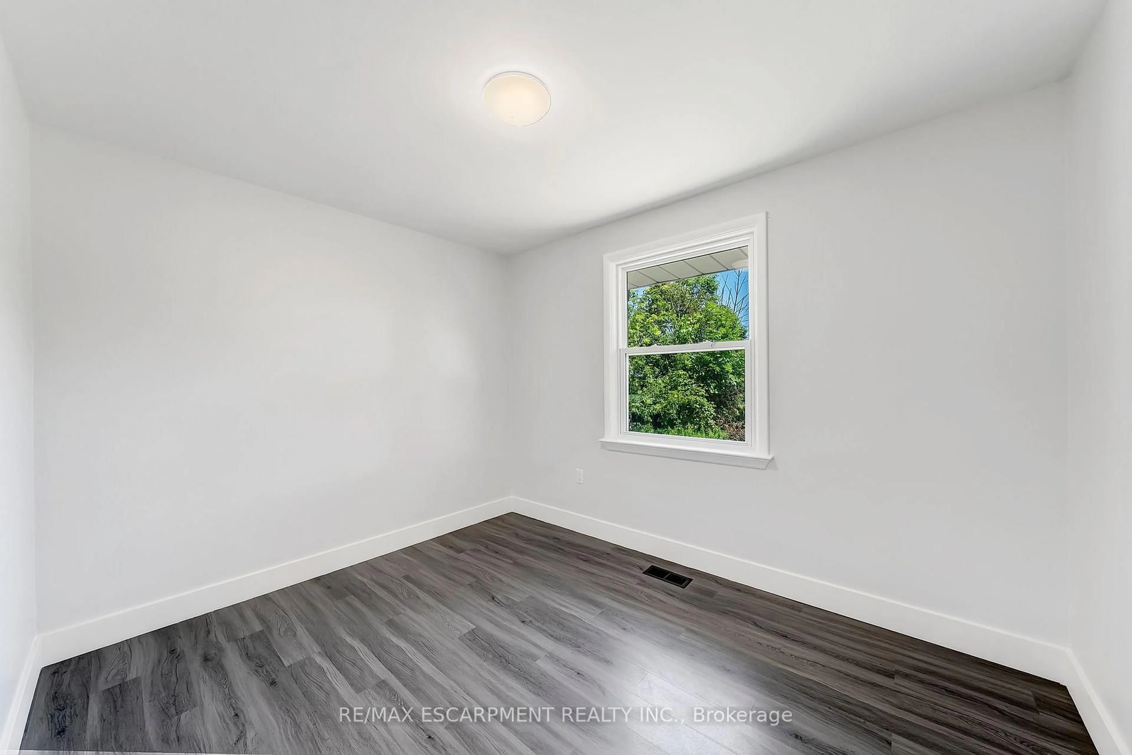 A pic of a room for 167 Miles Rd, Hamilton Ontario L8W 1E2