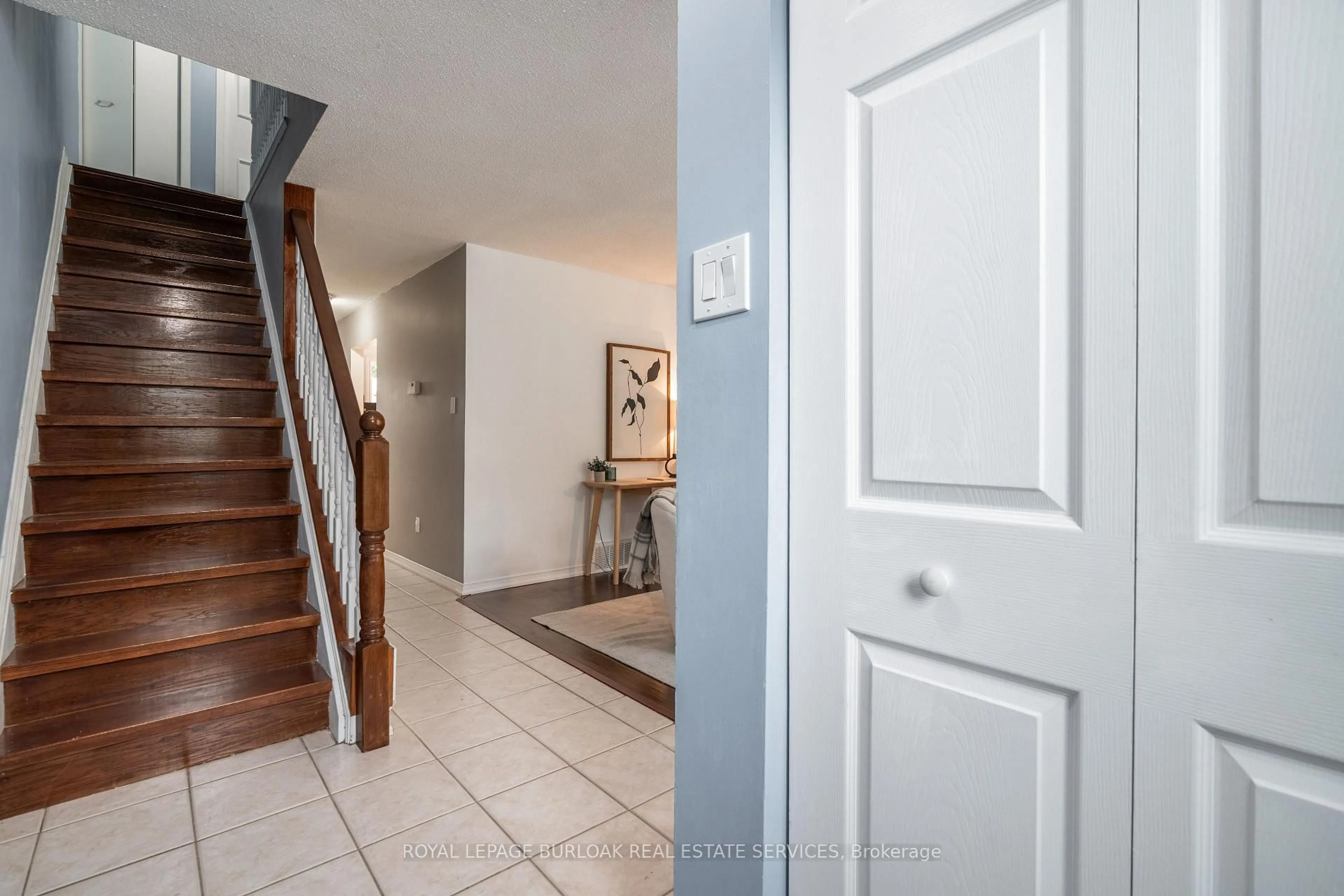 Indoor entryway for 117 Bonaventure Dr #16, Hamilton Ontario L9C 4P8