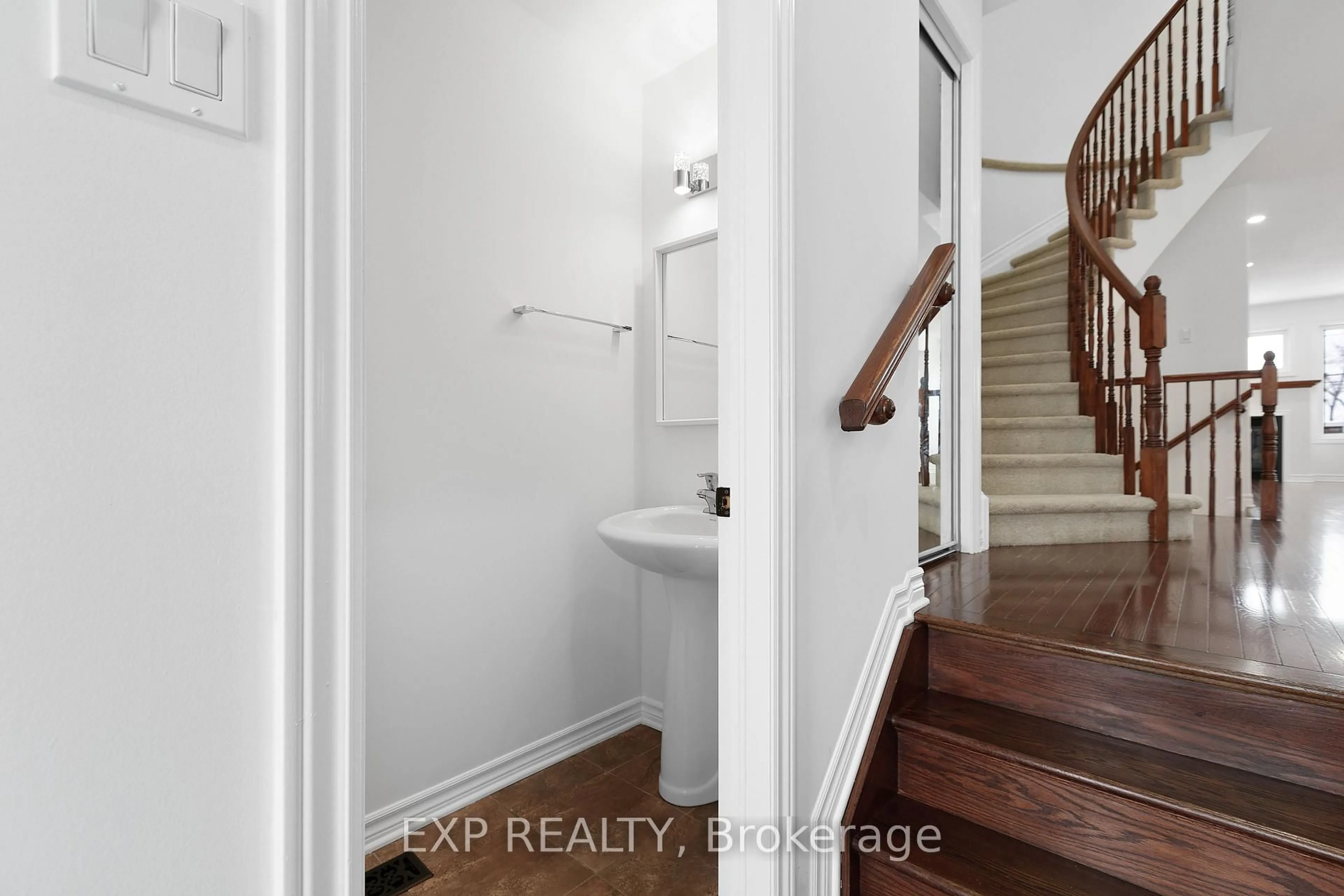 Indoor entryway for 1899 Arrowgrass Way, Orleans Ontario K4A 0E3