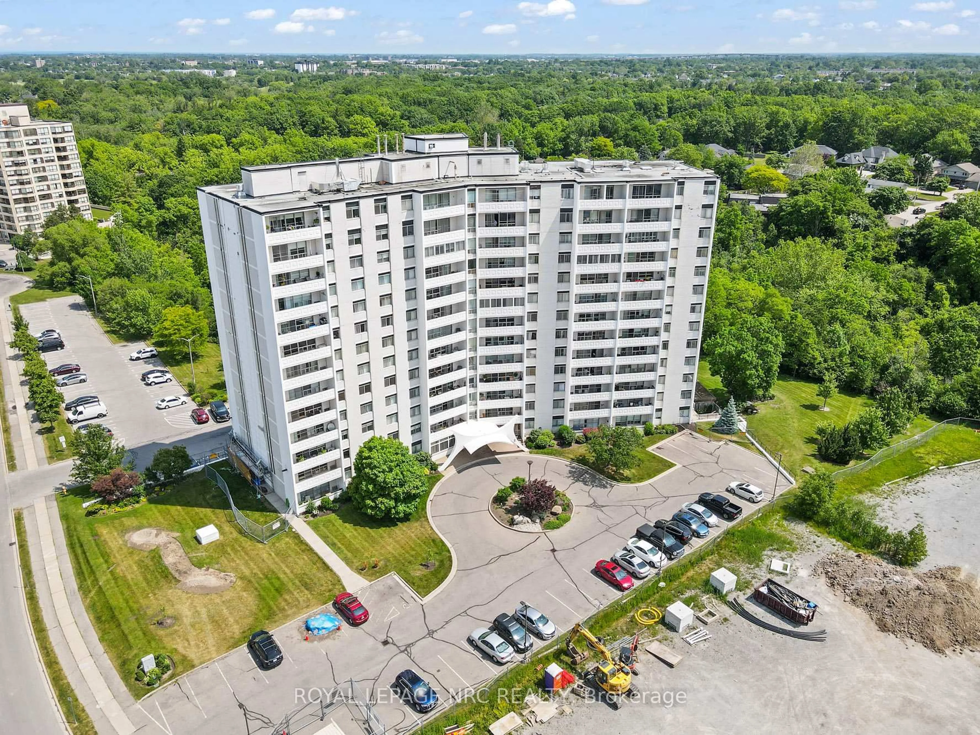 A pic from outside/outdoor area/front of a property/back of a property/a pic from drone, building for 15 Towering Heights Blvd #904, St. Catharines Ontario L2T 3G7