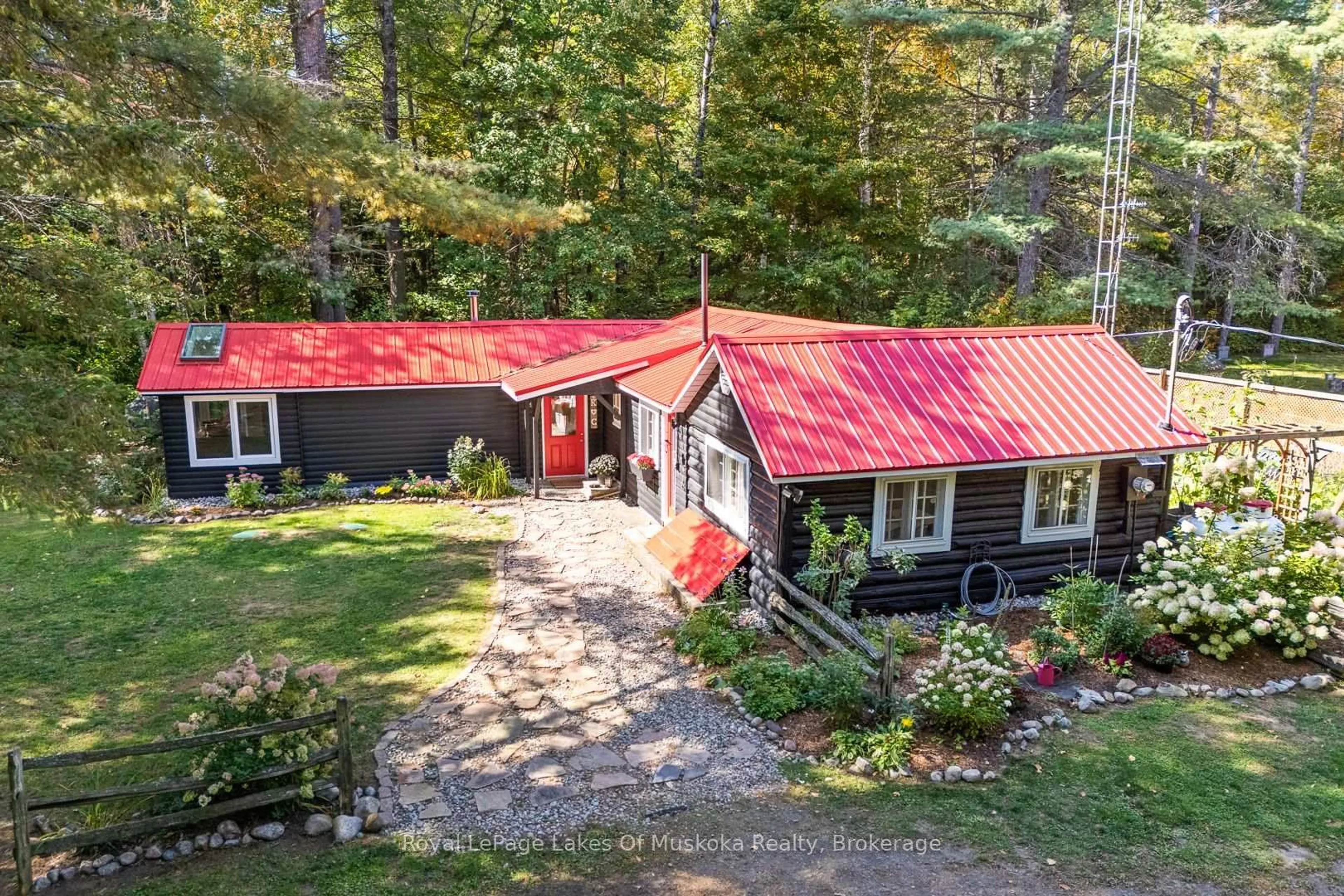 A pic from outside/outdoor area/front of a property/back of a property/a pic from drone, unknown for 3921 Ravenscliffe Rd, Huntsville Ontario P1H 2J2