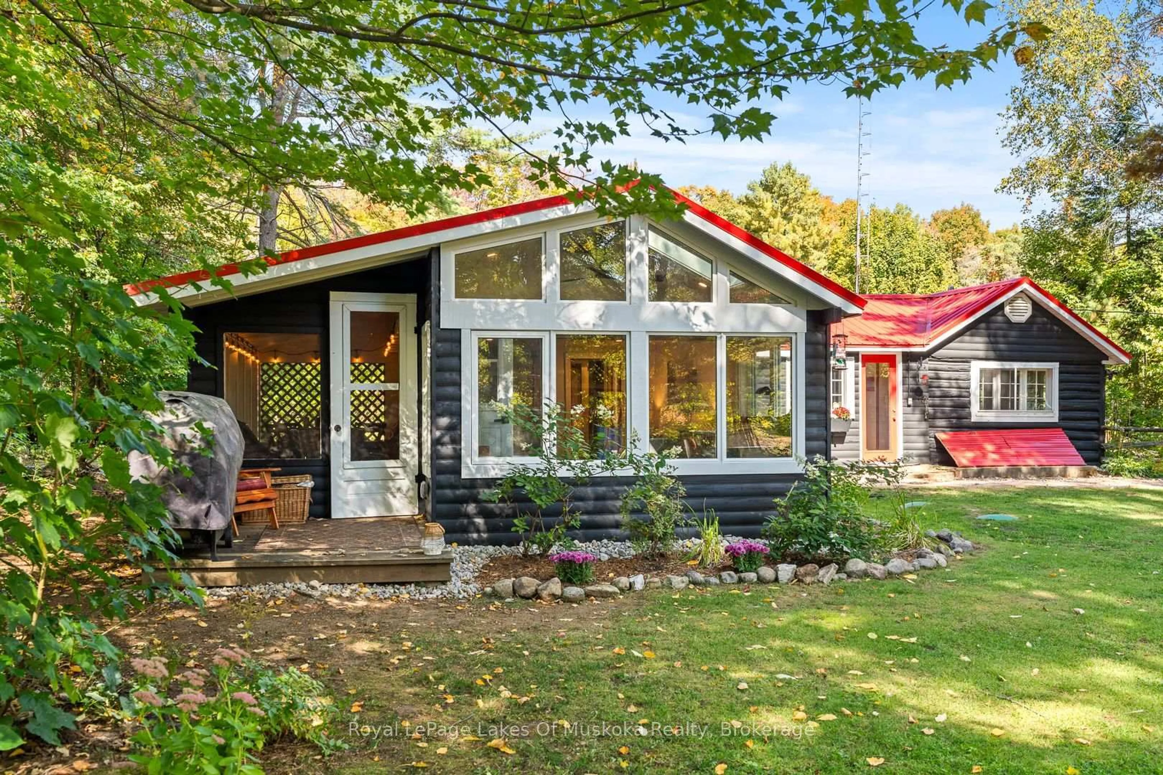 Home with vinyl exterior material, street for 3921 Ravenscliffe Rd, Huntsville Ontario P1H 2J2