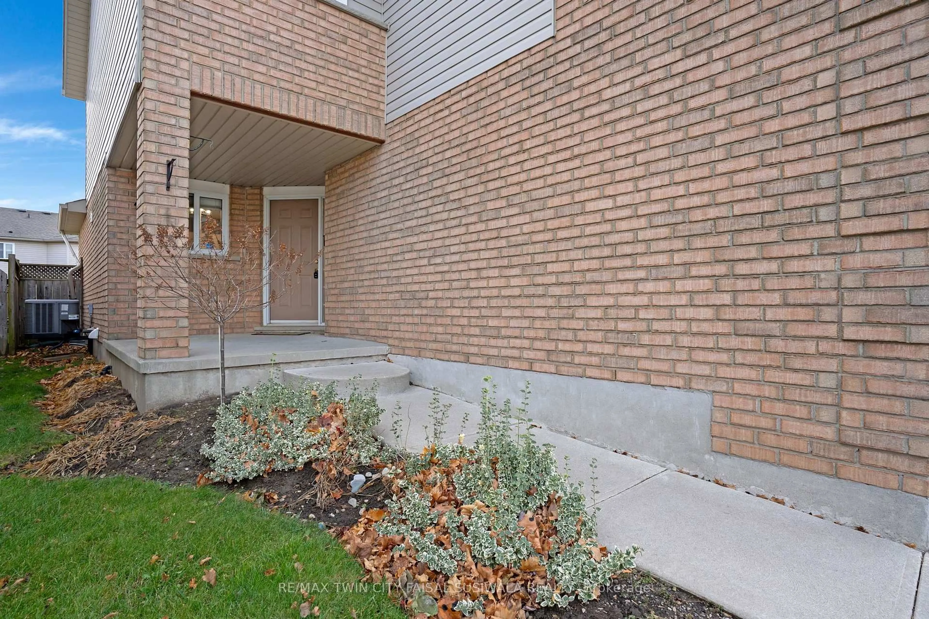 Patio, street for 32 Lilywood Dr, Cambridge Ontario N1P 1G9