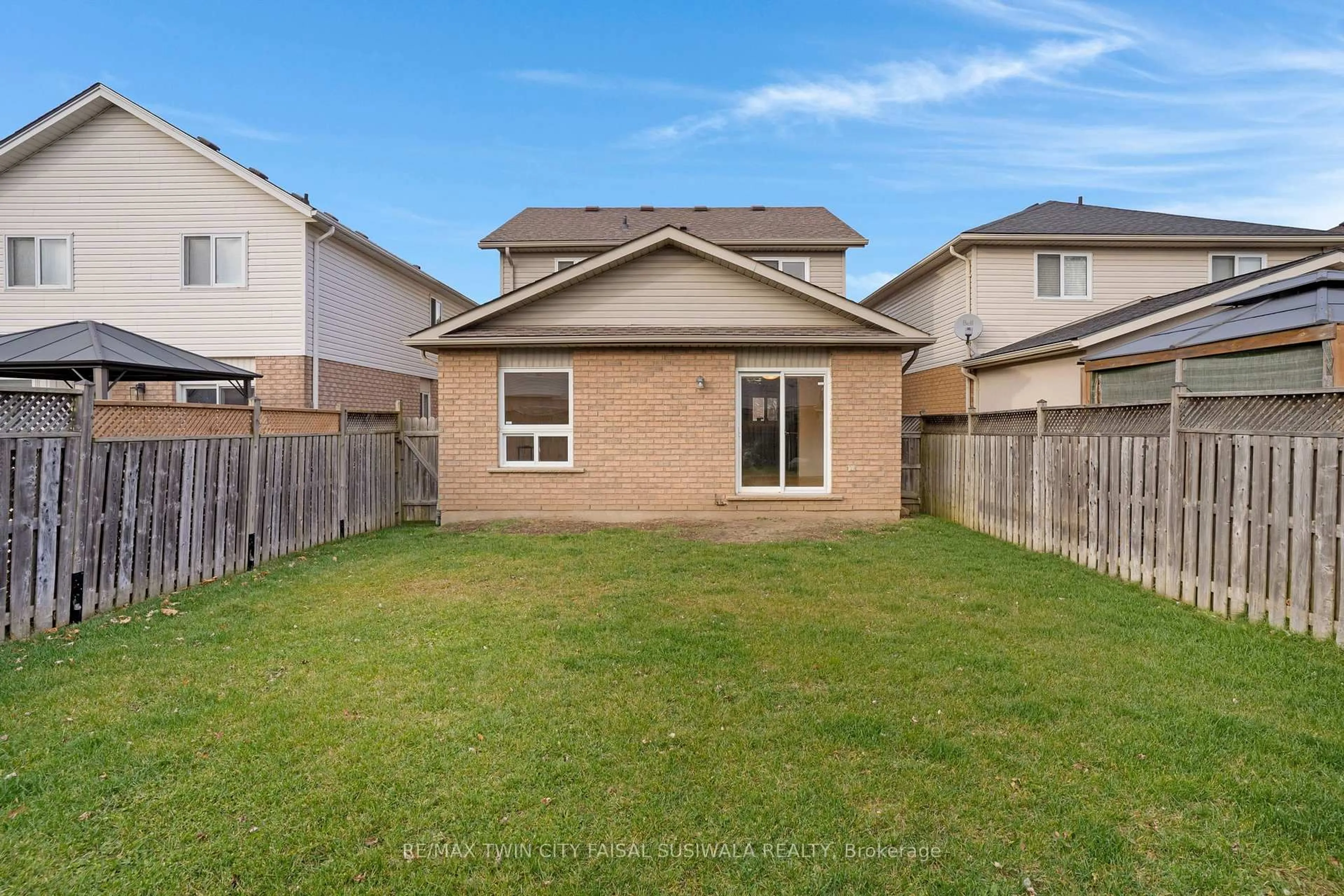 A pic from outside/outdoor area/front of a property/back of a property/a pic from drone, street for 32 Lilywood Dr, Cambridge Ontario N1P 1G9