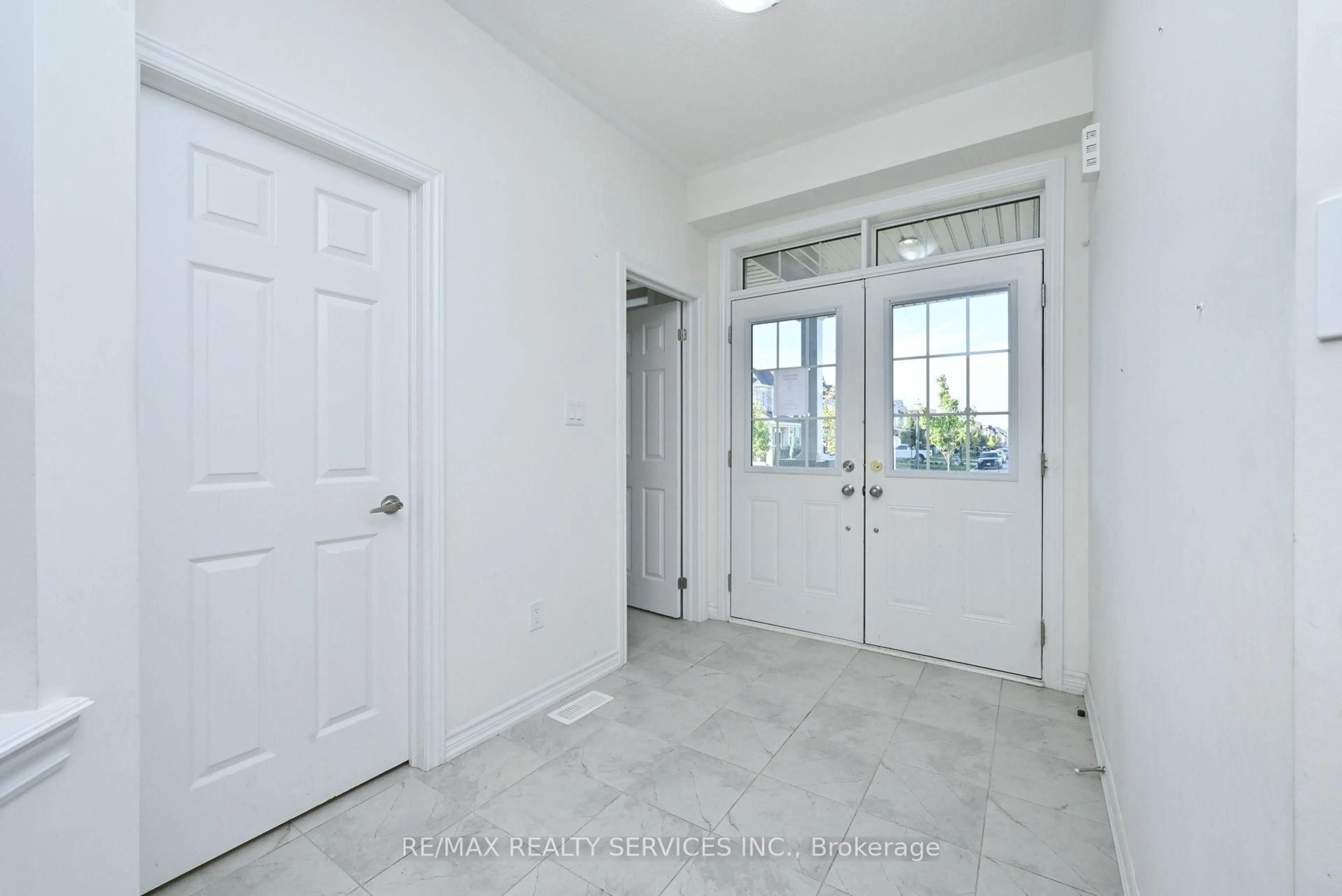 Indoor entryway for 620 McMullen St, Shelburne Ontario L9V 3X5
