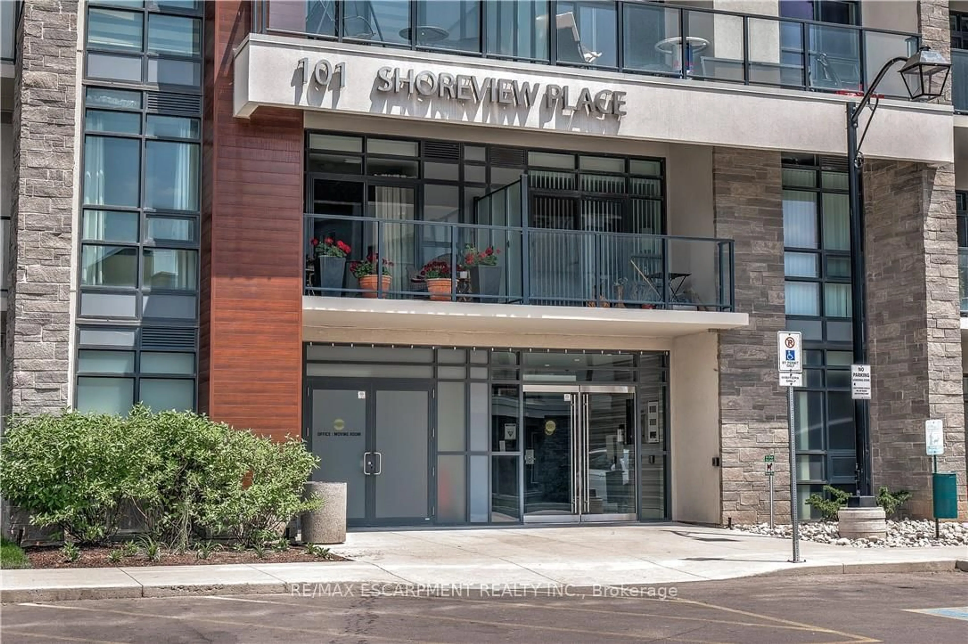 Indoor foyer for 101 Shoreview Pl #434, Hamilton Ontario L8E 0K2