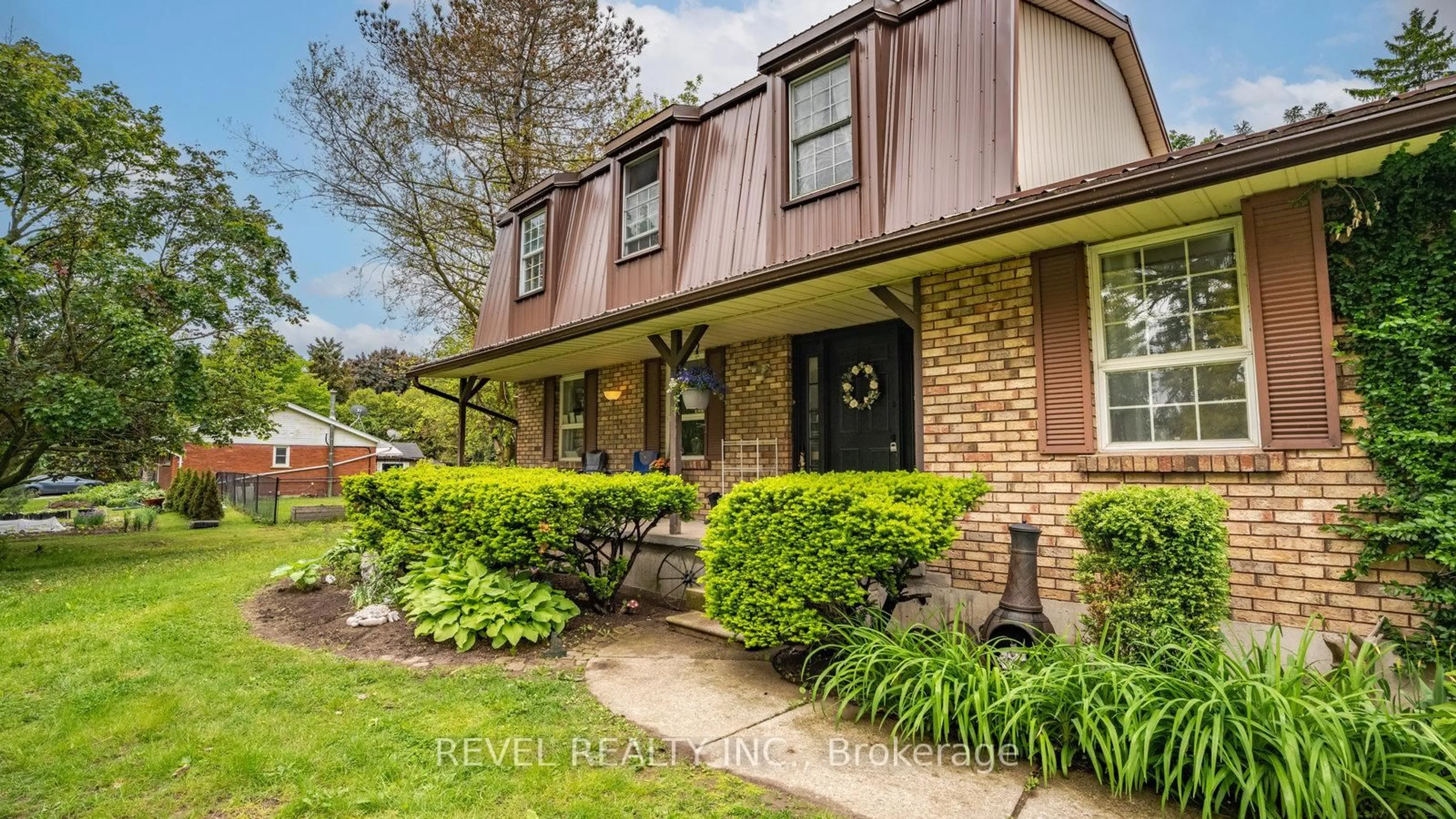 Home with brick exterior material, street for 279 Cockshutt Rd, Brantford Ontario N3T 5L6