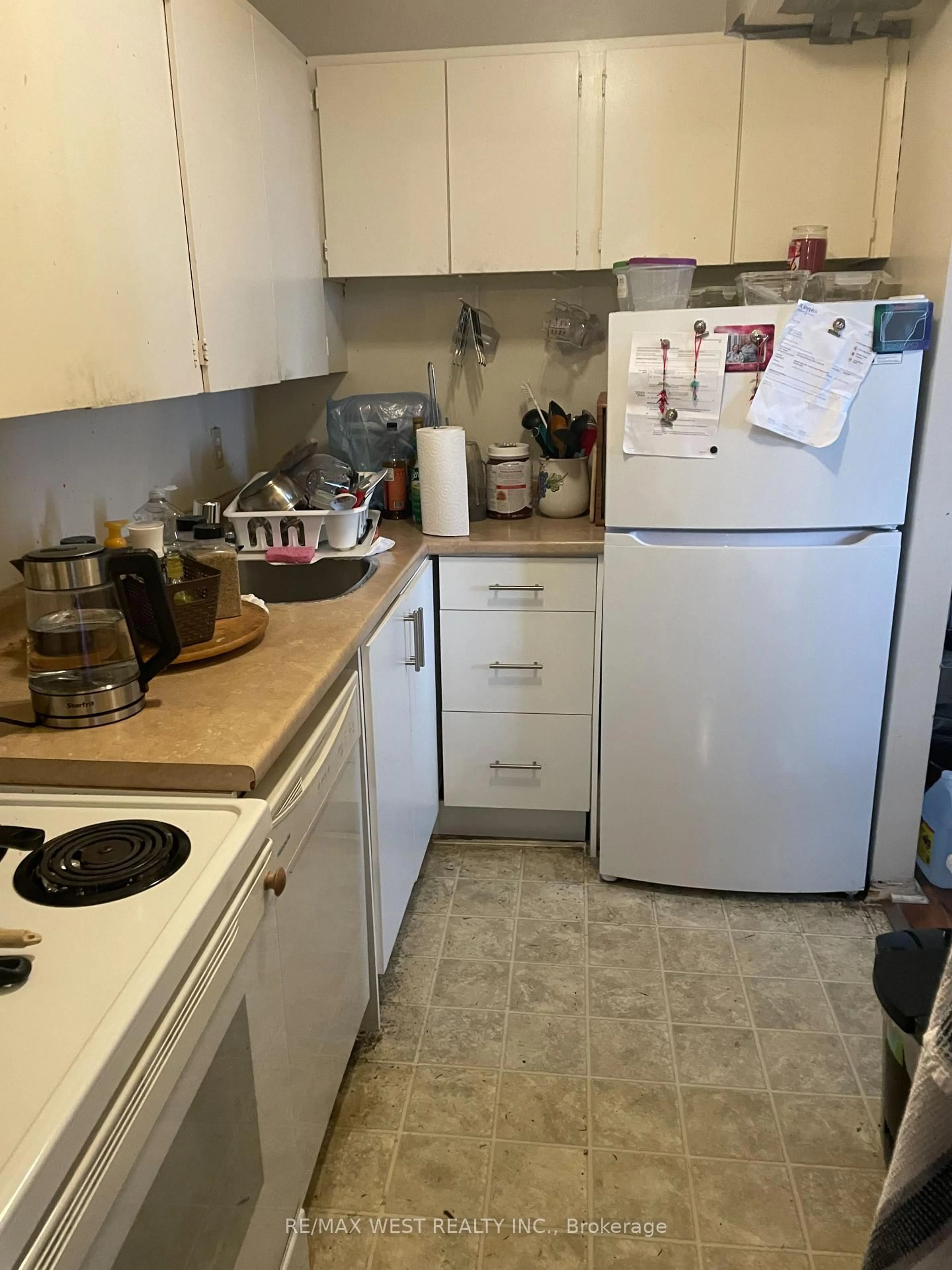 Standard kitchen, unknown for 15 Albright Rd #506, Hamilton Ontario L8K 5J2