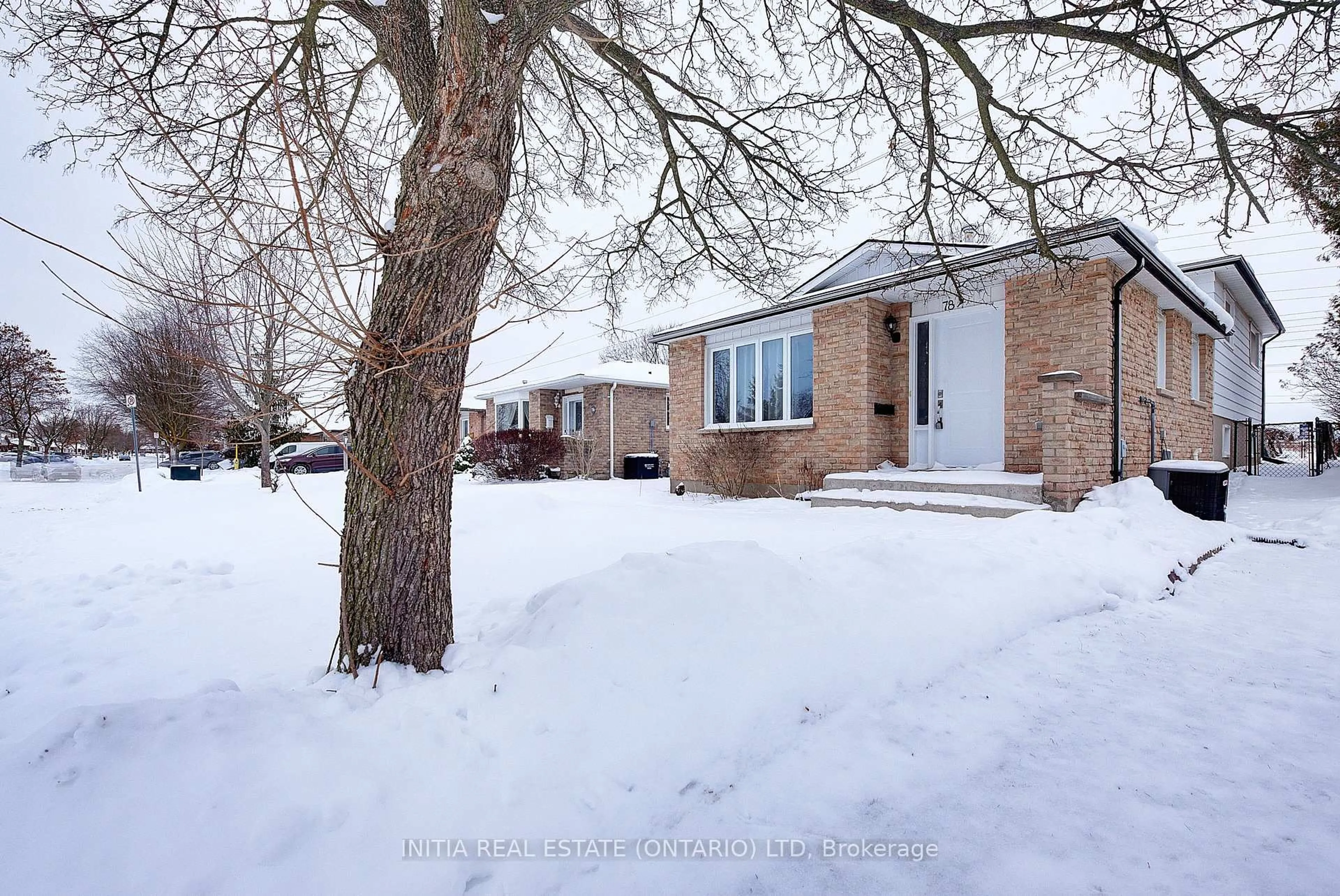 A pic from outside/outdoor area/front of a property/back of a property/a pic from drone, street for 78 Lysanda Crt, London South Ontario N5Z 4L4