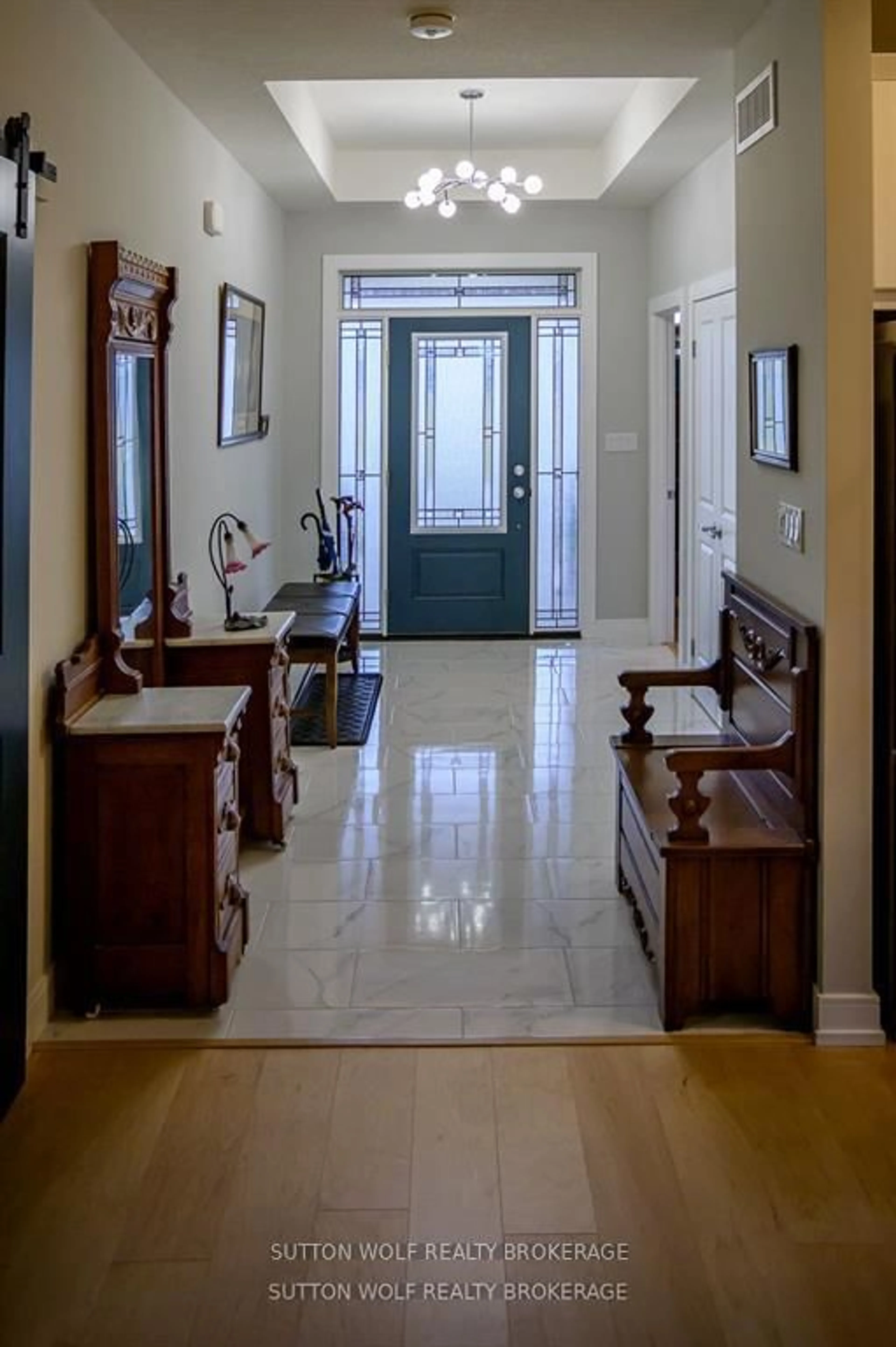 Indoor foyer for 14 Elwood St, Strathroy-Caradoc Ontario N7G 0G5