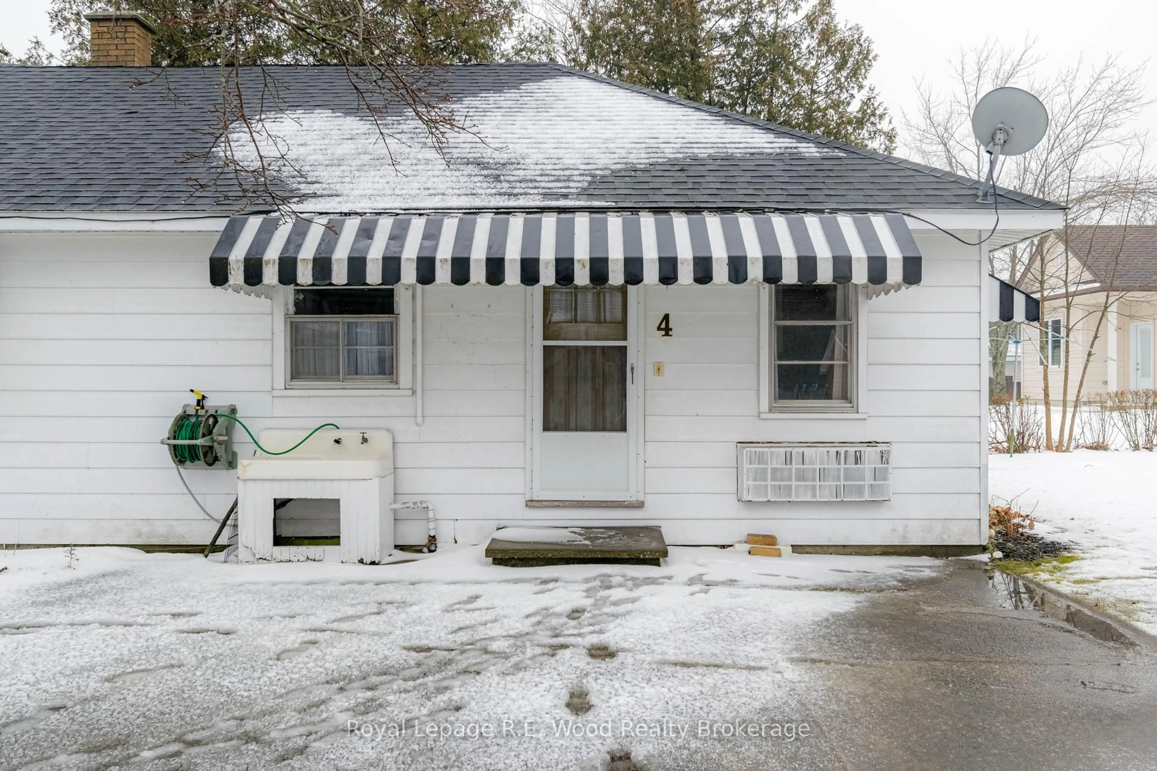 Home with vinyl exterior material, street for 4 Jenny Wren Lane, Norfolk Ontario N0E 1T0