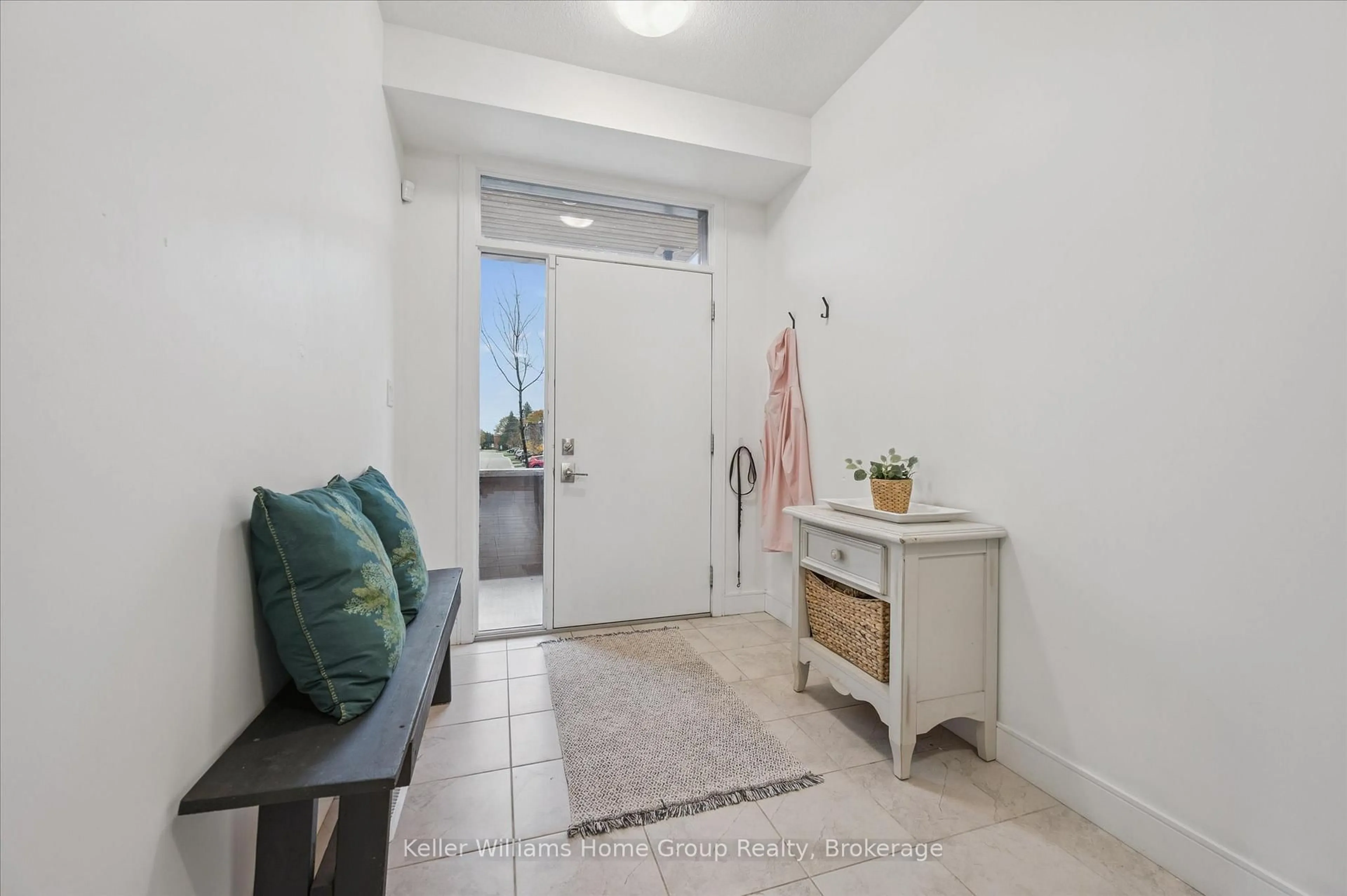 Indoor entryway for 60 Arkell Rd #71, Guelph Ontario N1L 0N8