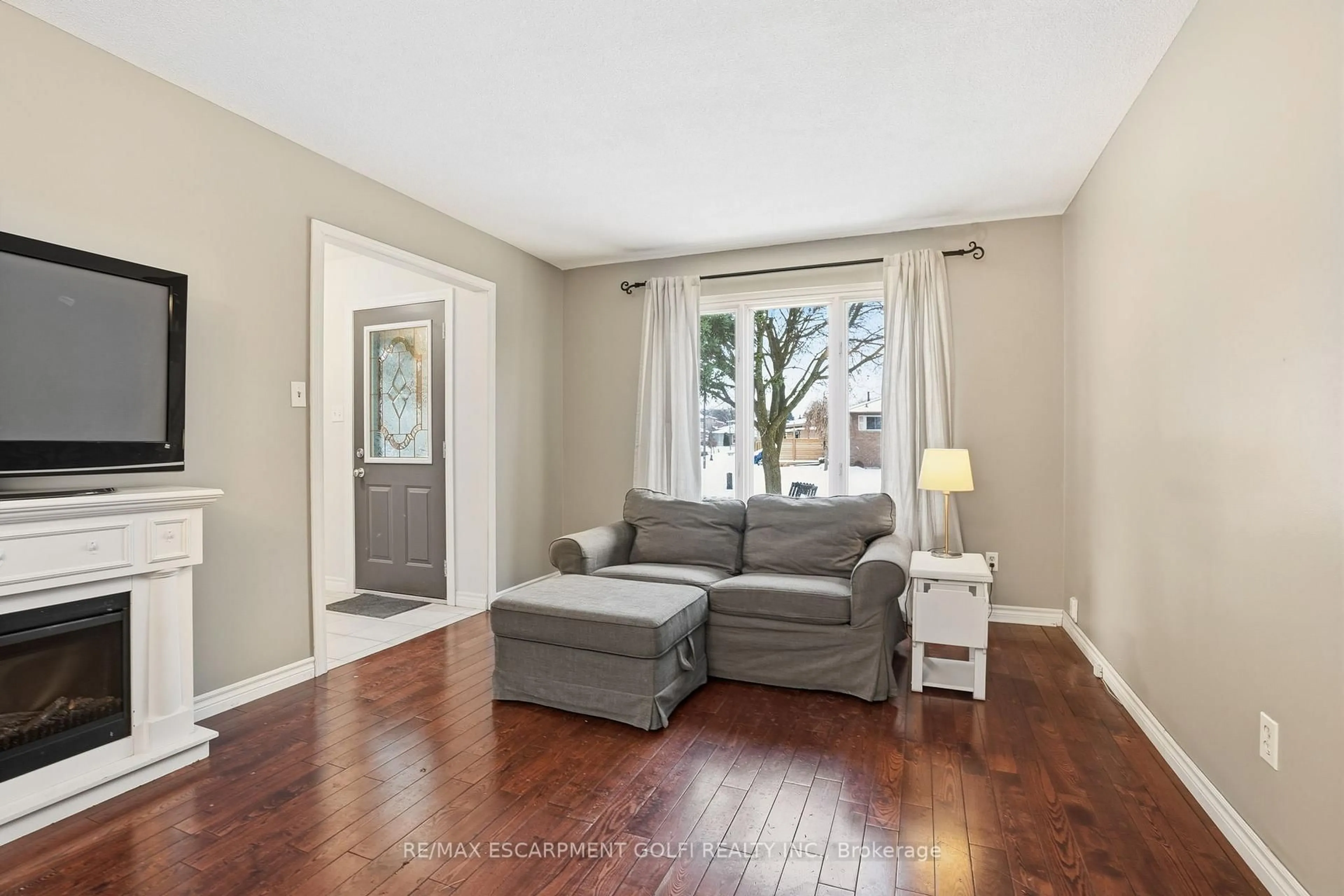 Living room with furniture, unknown for 83 Rand St, Hamilton Ontario L8J 1A5