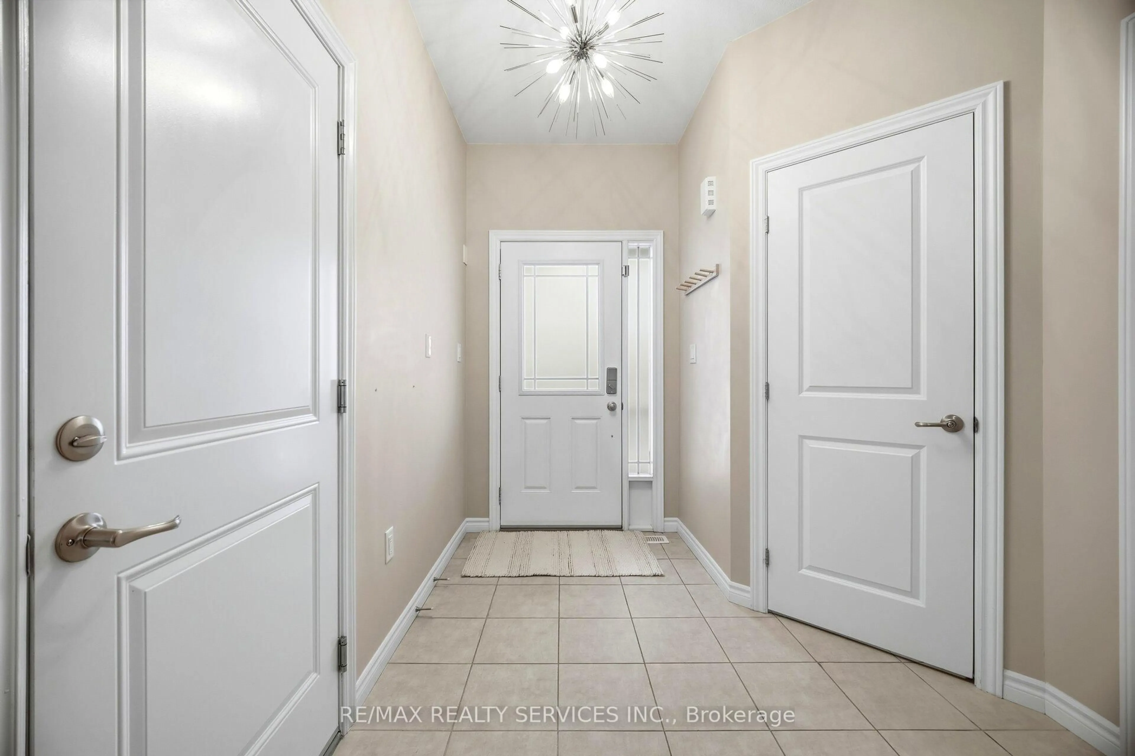 Indoor entryway for 4062 Thomas St, Lincoln Ontario L3J 0S5