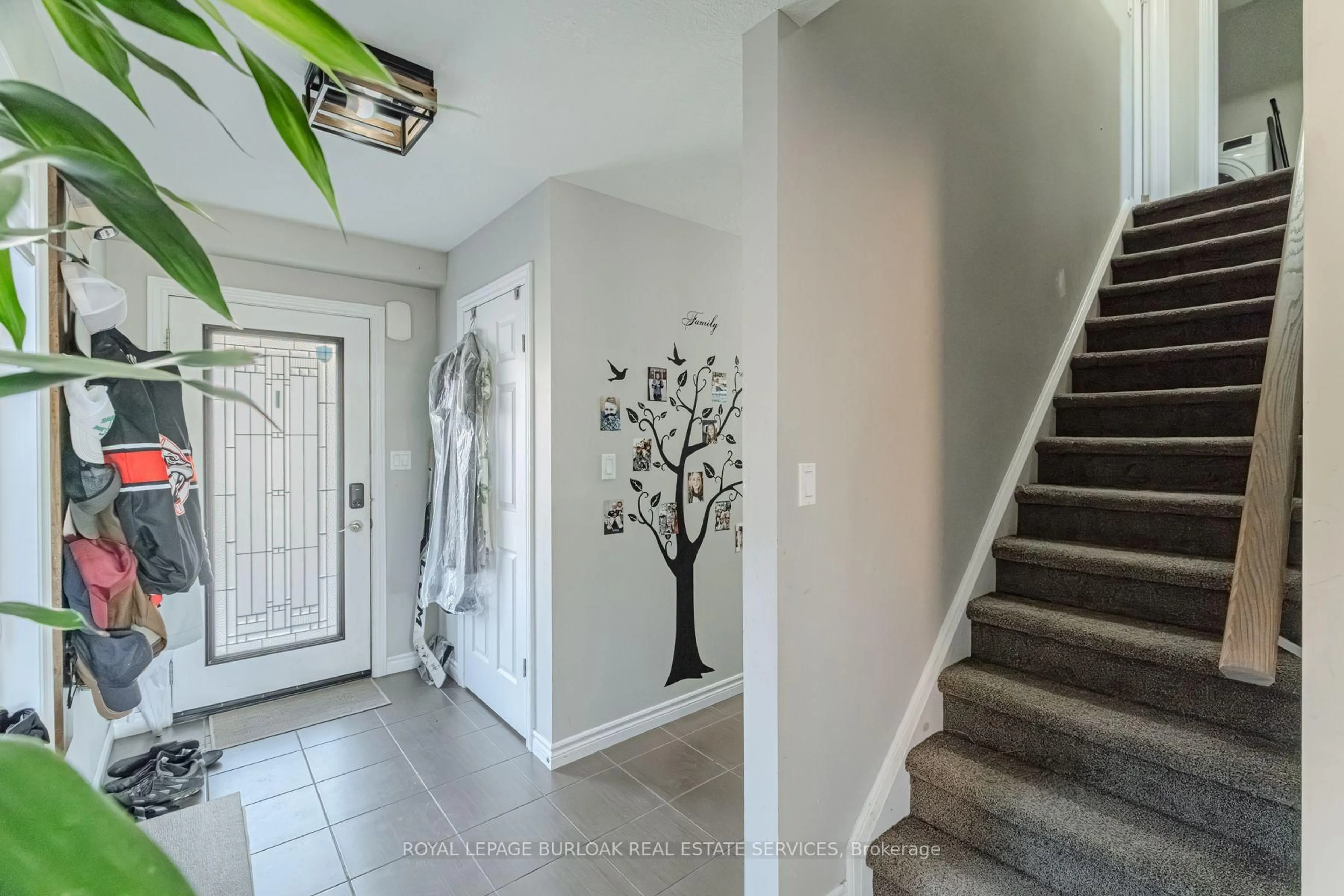 Indoor entryway for 1384 Caen Ave, Woodstock Ontario N4T 0J3
