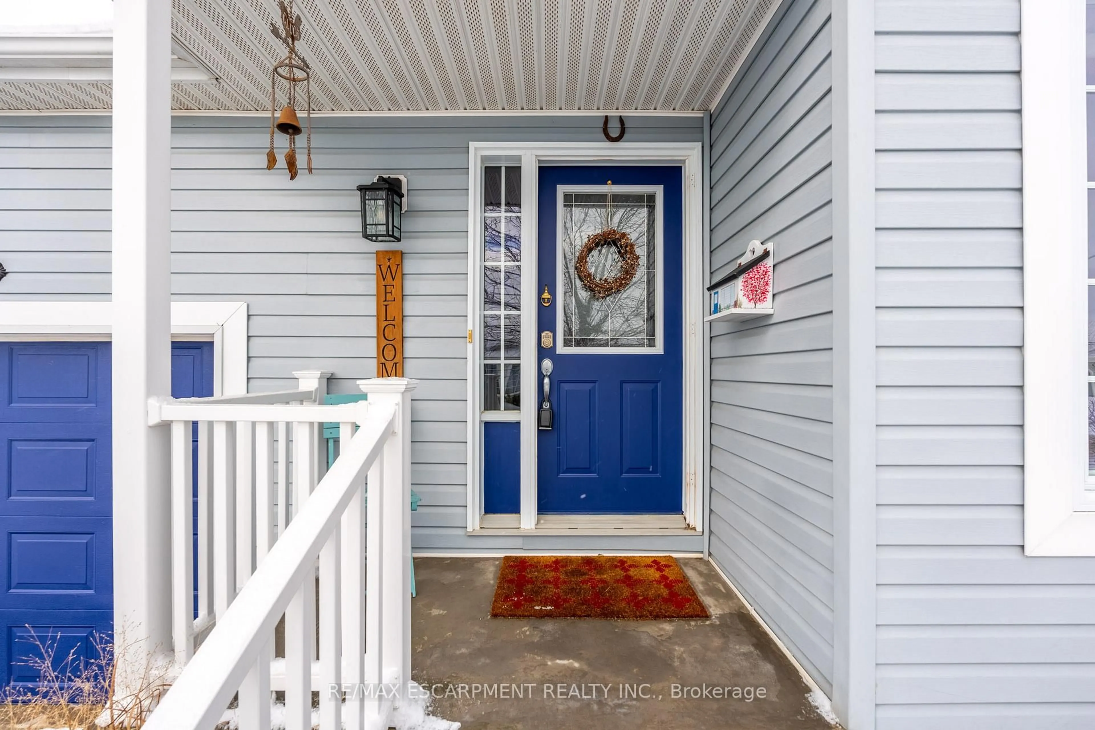 Indoor entryway for 136 Glenariff Dr, Hamilton Ontario L8B 1A5