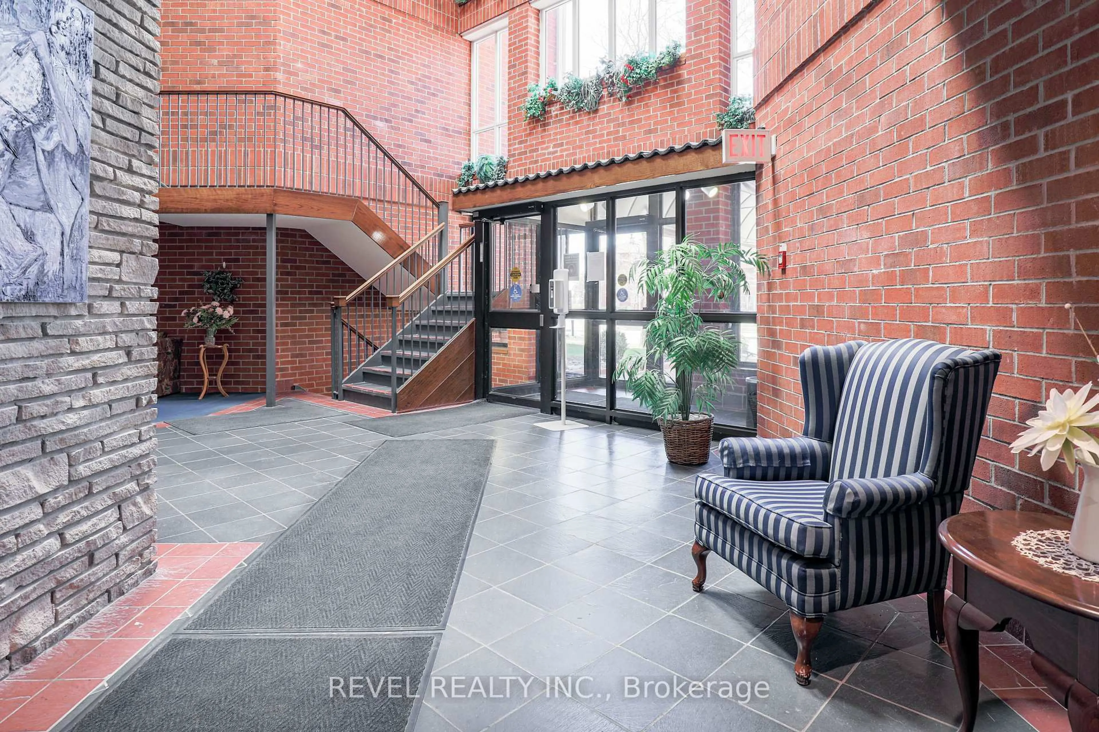 Indoor foyer for 4 Heritage Way #309, Kawartha Lakes Ontario K9V 5Z2