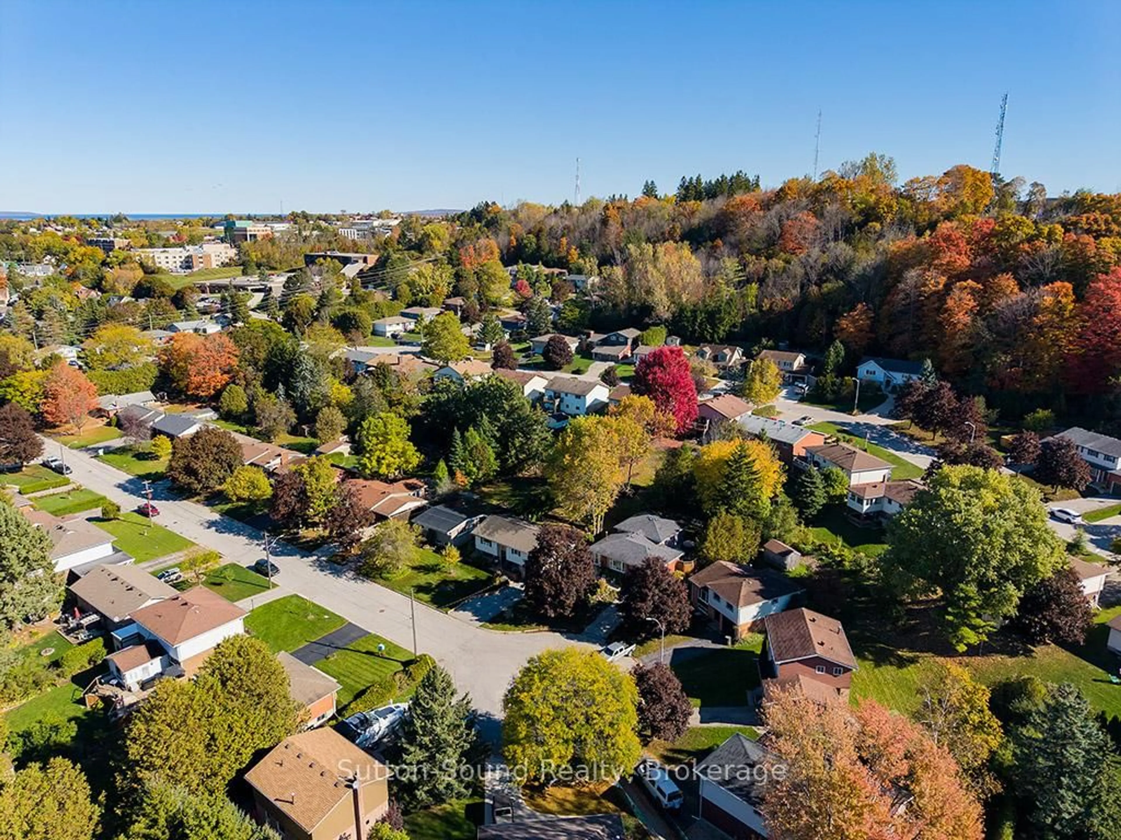 A pic from outside/outdoor area/front of a property/back of a property/a pic from drone, street for 305 8TH Ave, Owen Sound Ontario N4K 3A3