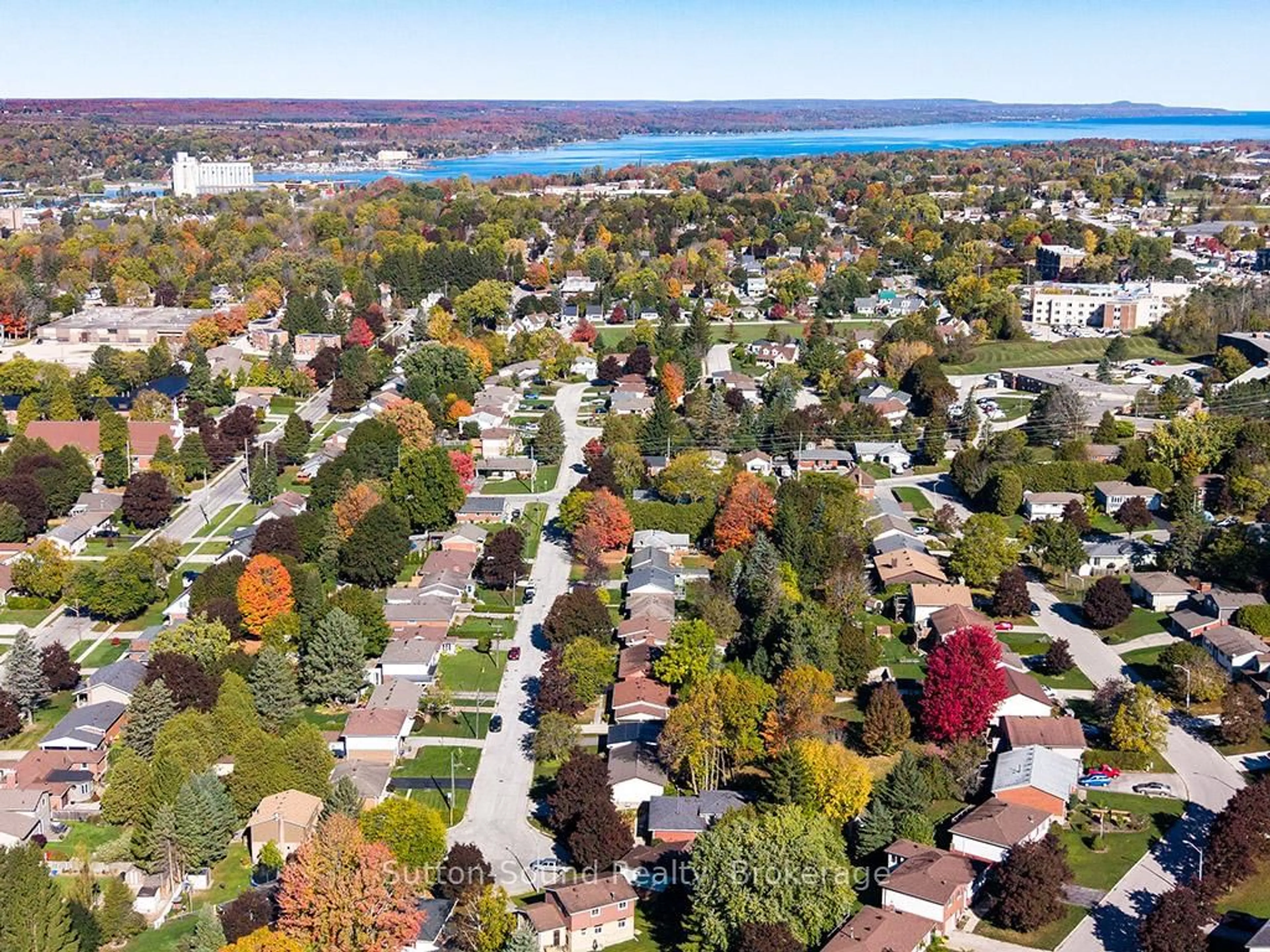 A pic from outside/outdoor area/front of a property/back of a property/a pic from drone, street for 305 8TH Ave, Owen Sound Ontario N4K 3A3