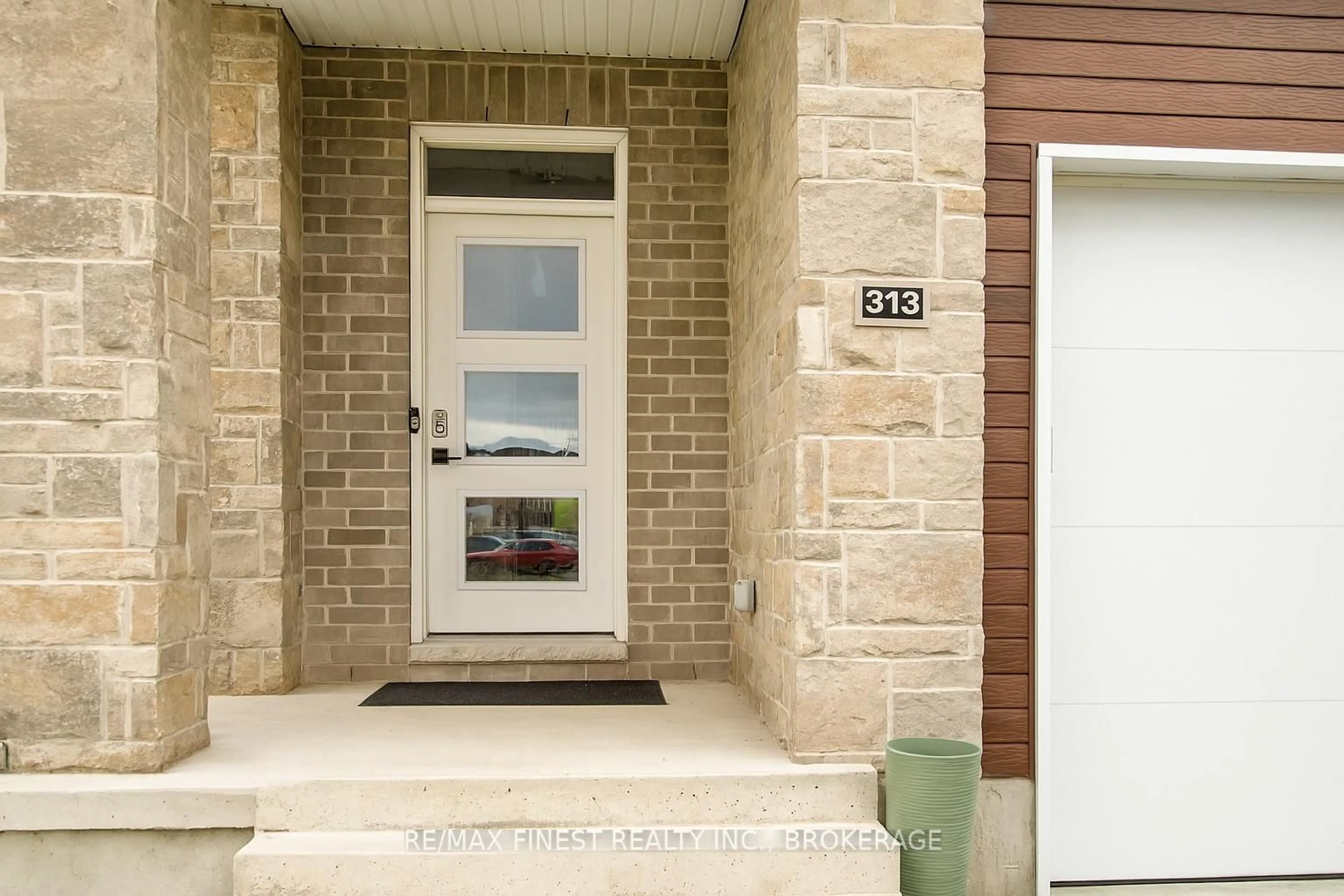 Indoor entryway for 313 Pratt Dr, Loyalist Ontario K7N 0E8