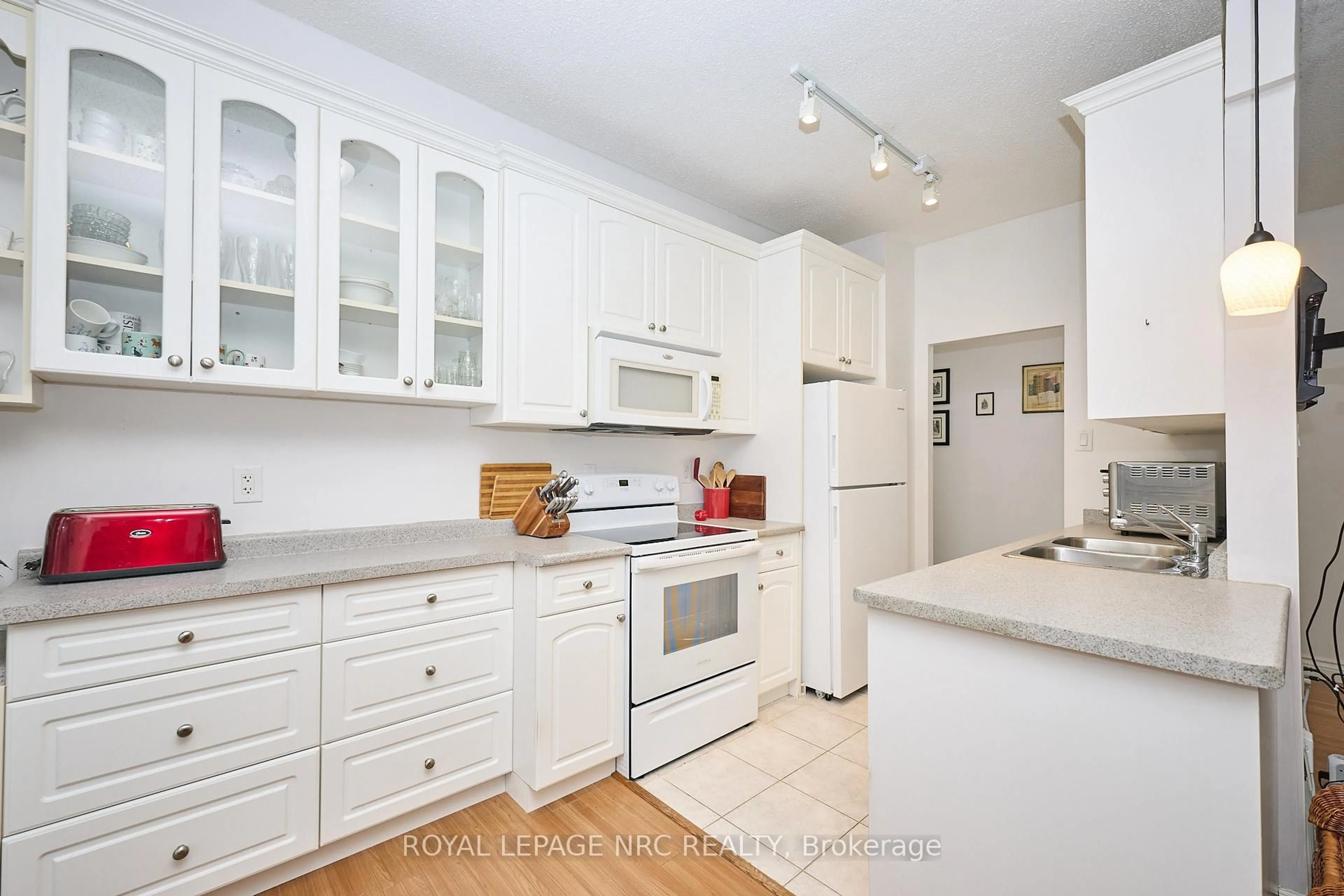 Standard kitchen, ceramic/tile floor for 6390 Huggins St #101, Niagara Falls Ontario L2J 1H1