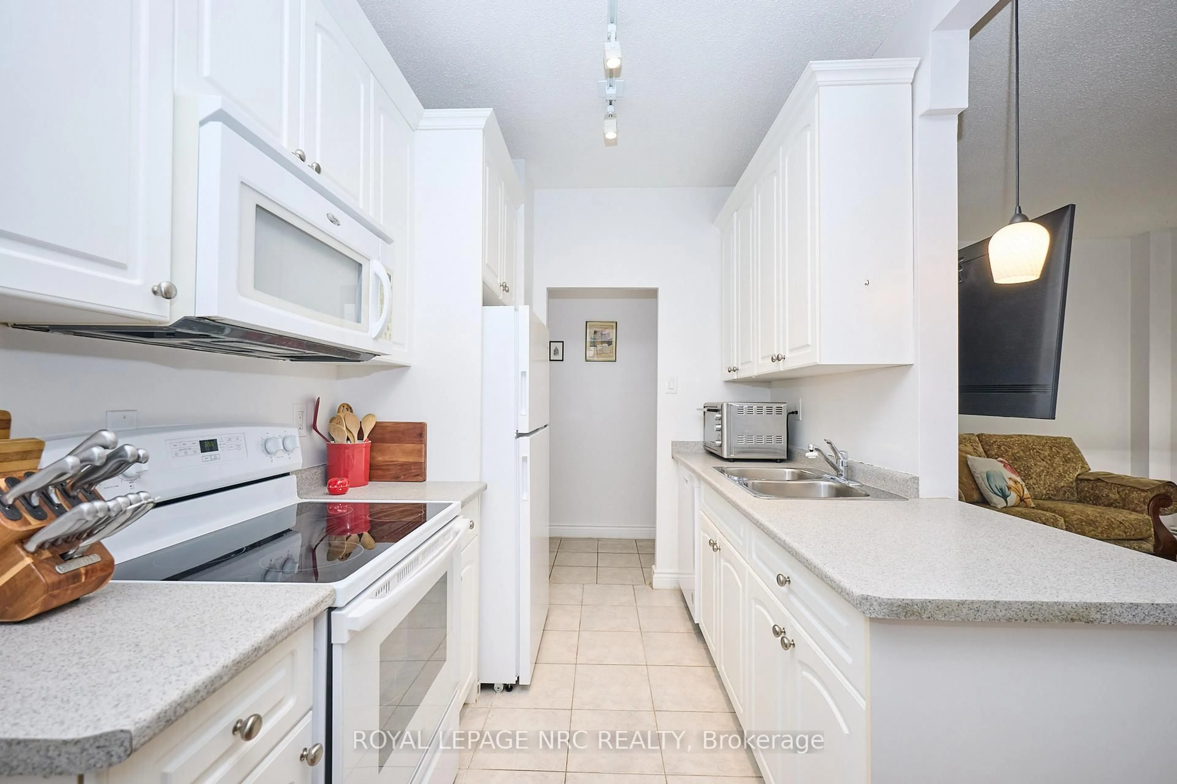 Standard kitchen, ceramic/tile floor for 6390 Huggins St #101, Niagara Falls Ontario L2J 1H1