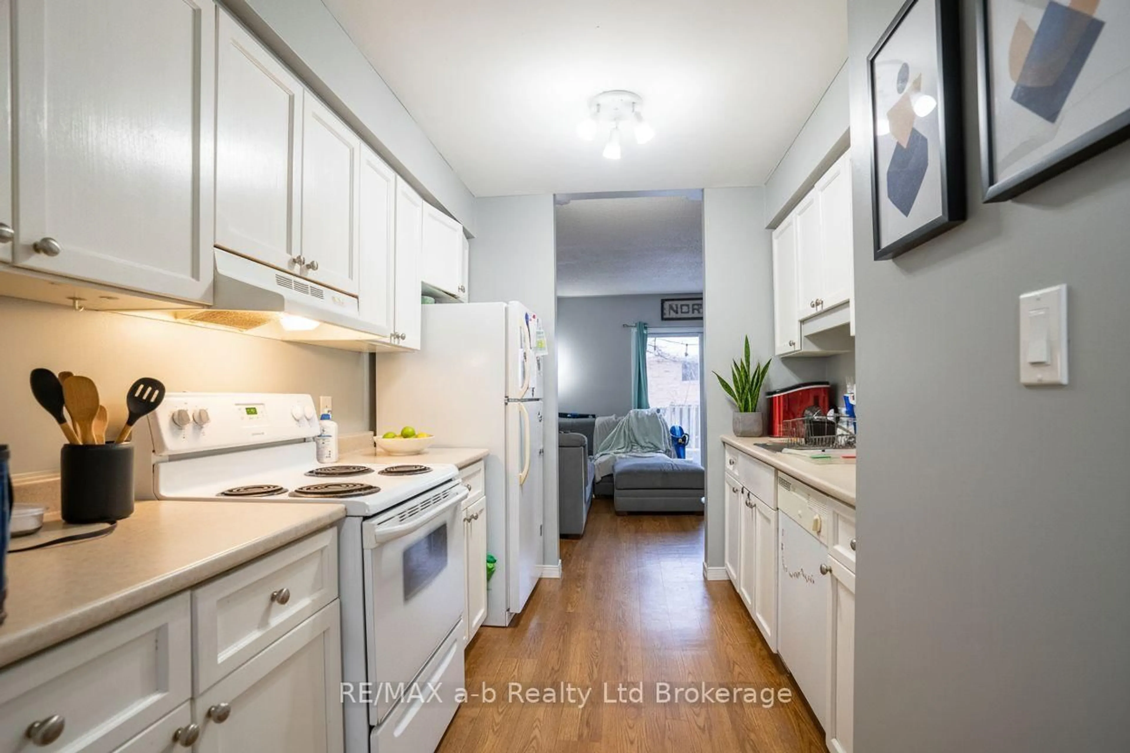 Standard kitchen, wood/laminate floor for 10 Dufferin St #27, Norwich Ontario N0J 1P0