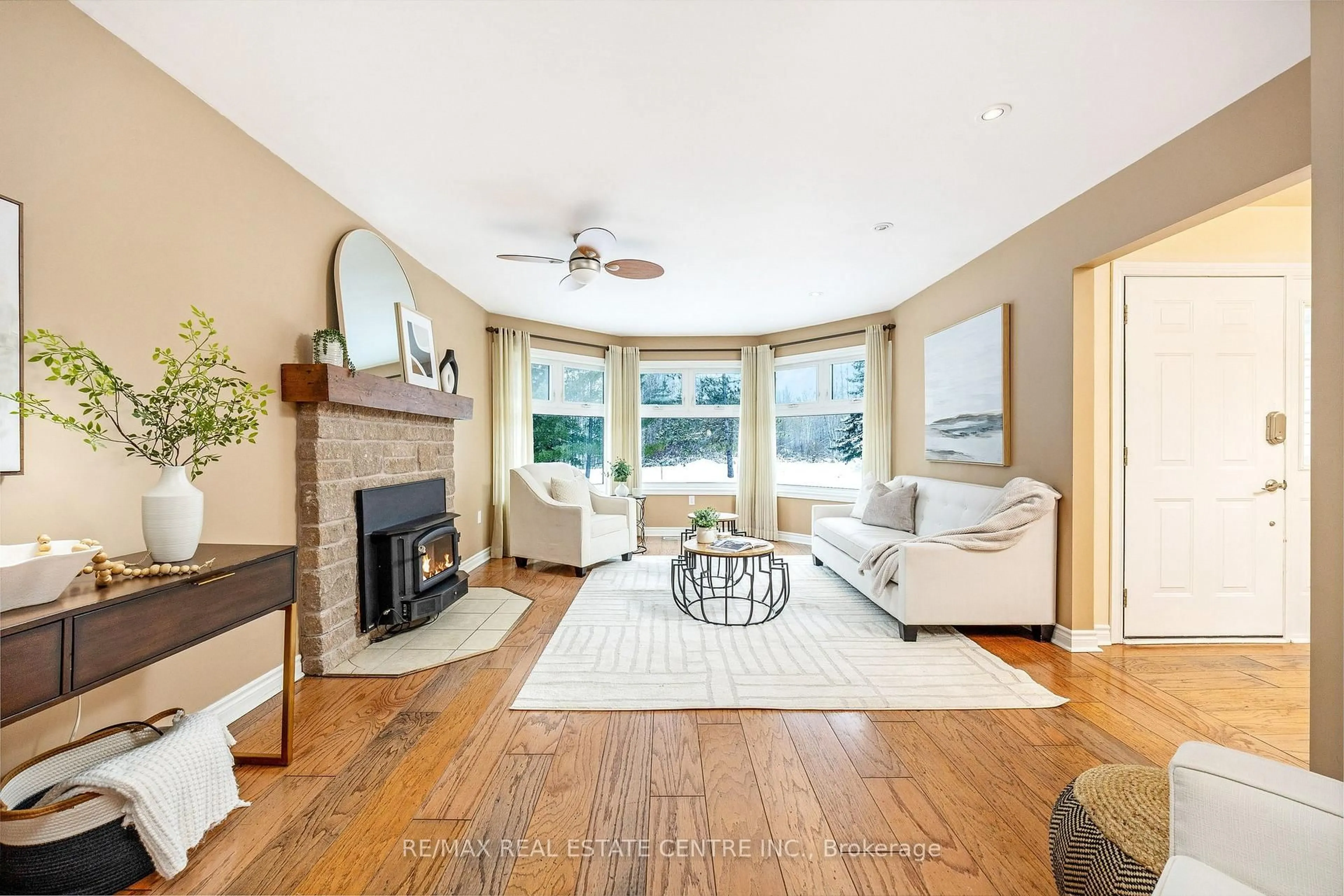 Living room with furniture, unknown for 5989 Ninth Line, Erin Ontario N0B 1Z0