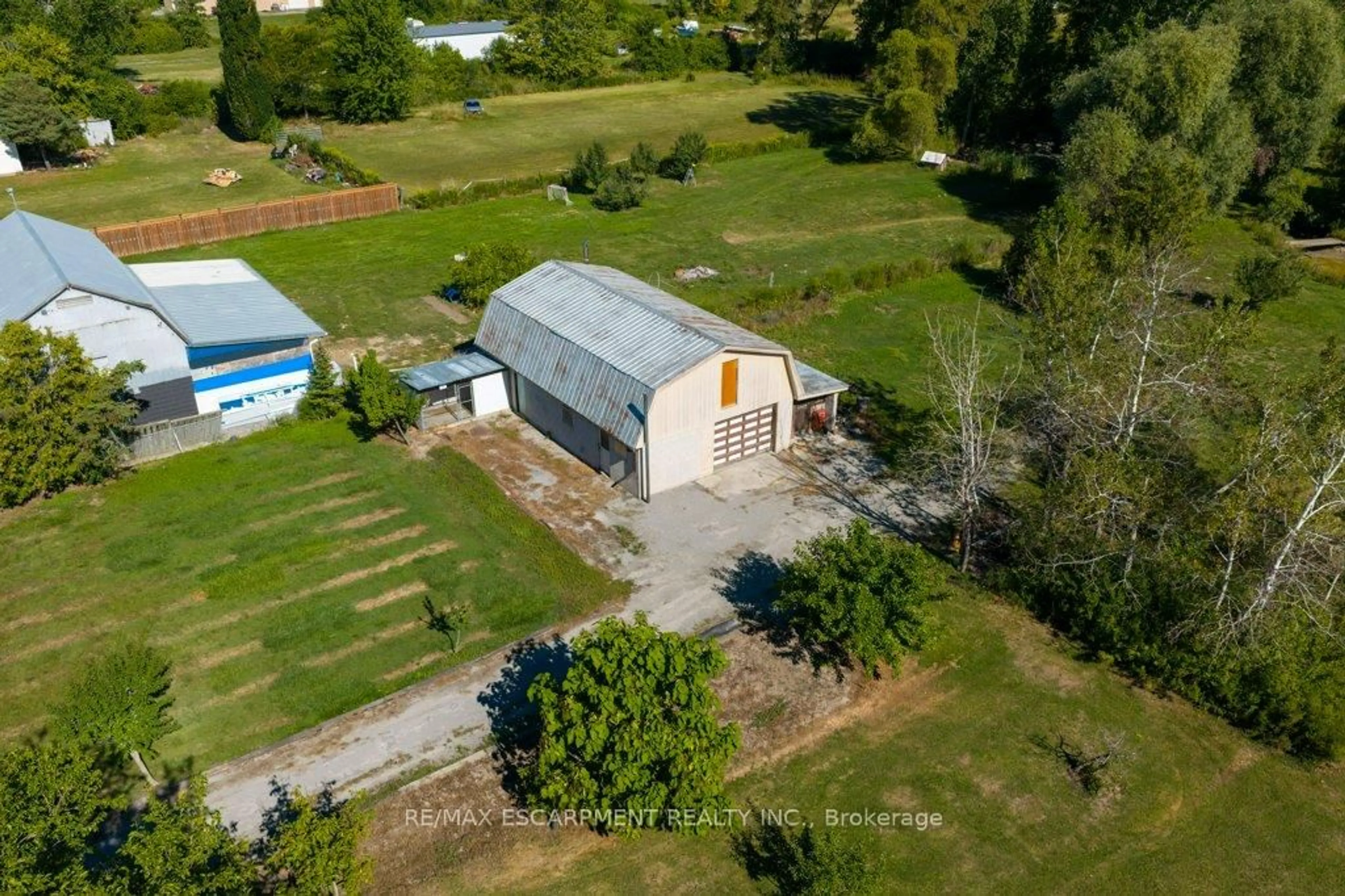 A pic from outside/outdoor area/front of a property/back of a property/a pic from drone, building for 595 Green Mountain Rd, Hamilton Ontario L8J 2Z7