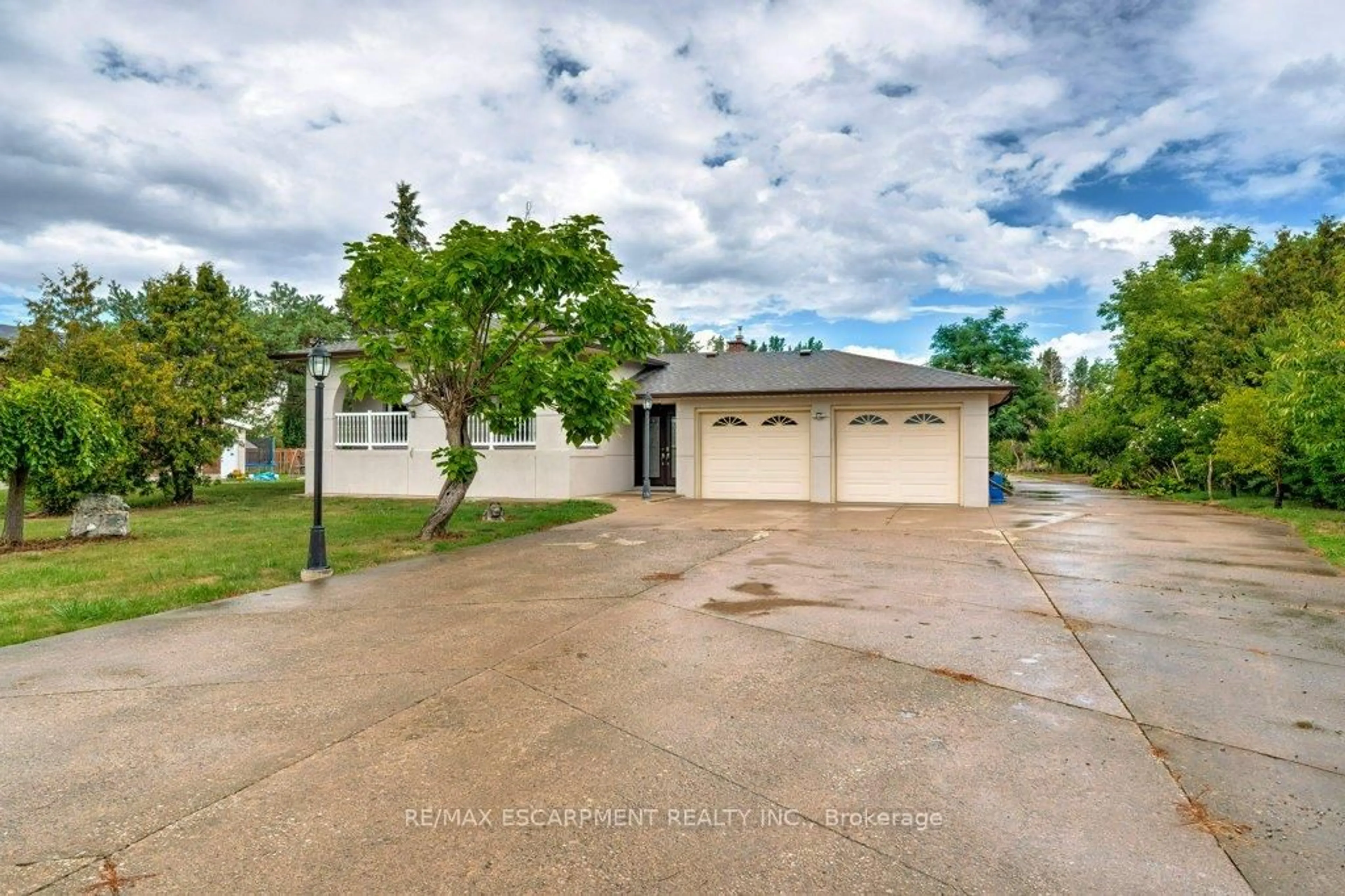 A pic from outside/outdoor area/front of a property/back of a property/a pic from drone, street for 595 Green Mountain Rd, Hamilton Ontario L8J 2Z7