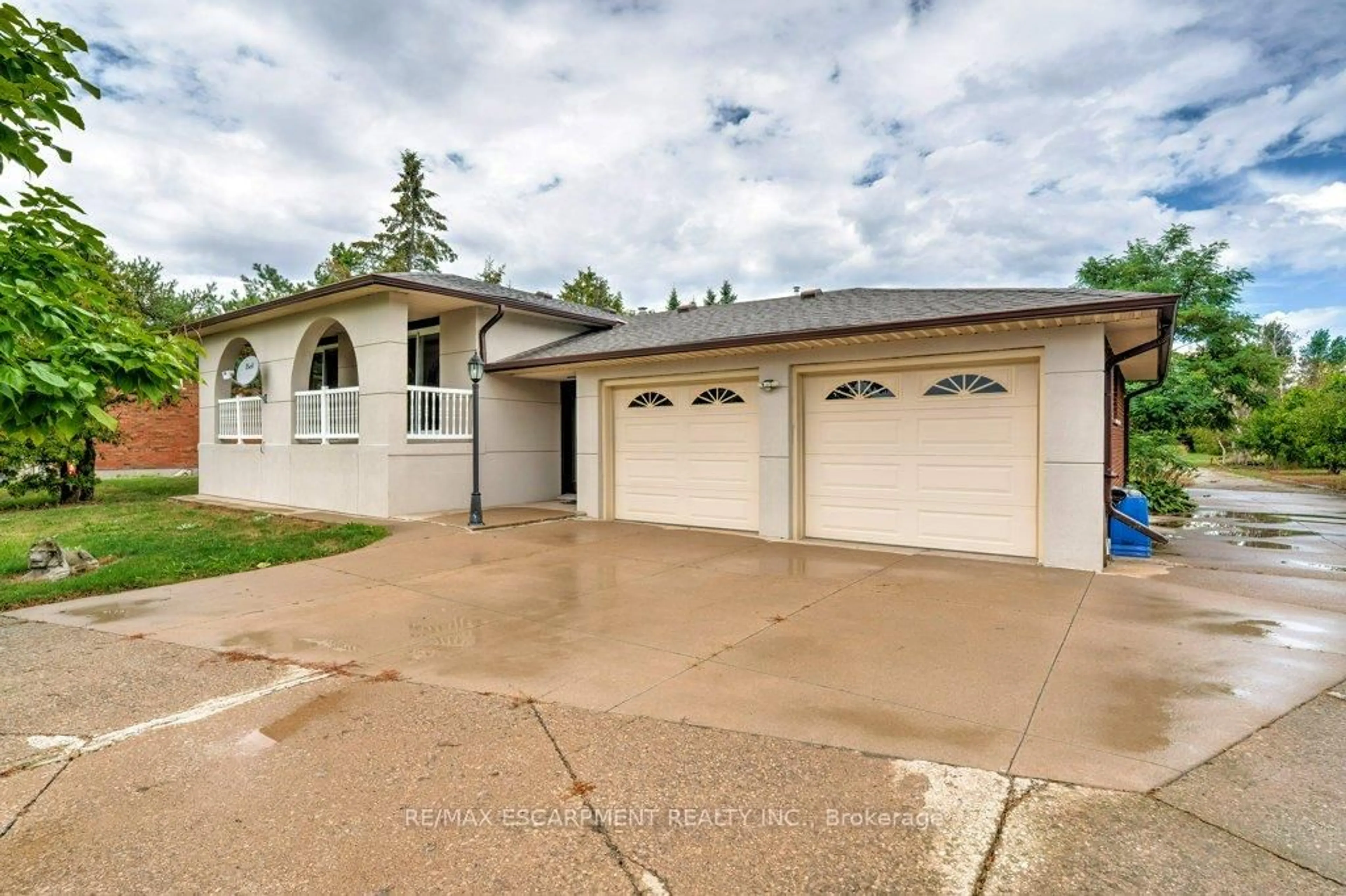 Home with vinyl exterior material, street for 595 Green Mountain Rd, Hamilton Ontario L8J 2Z7