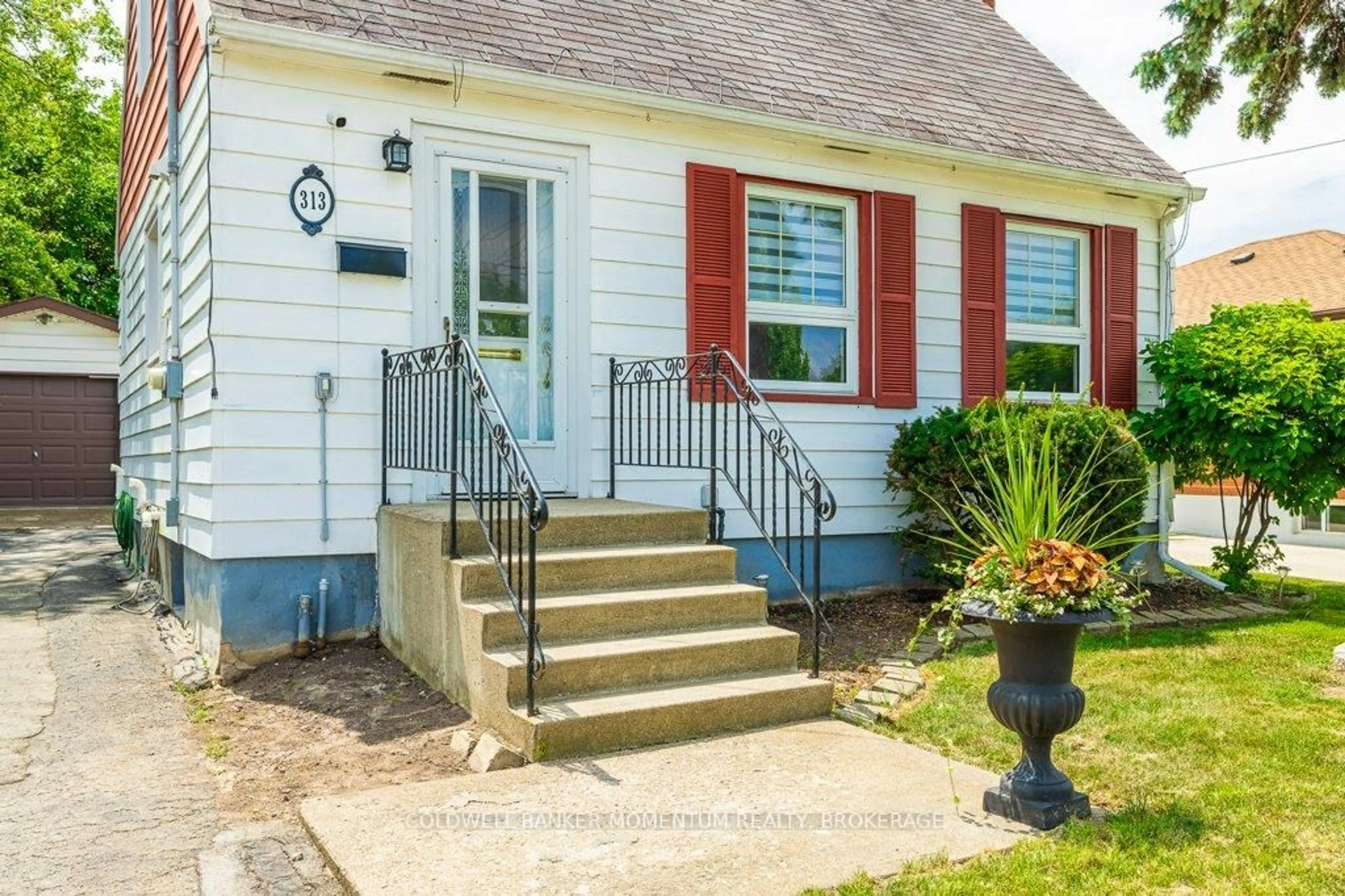 Home with vinyl exterior material, street for 313 Highland Ave, Fort Erie Ontario L2A 2Y1