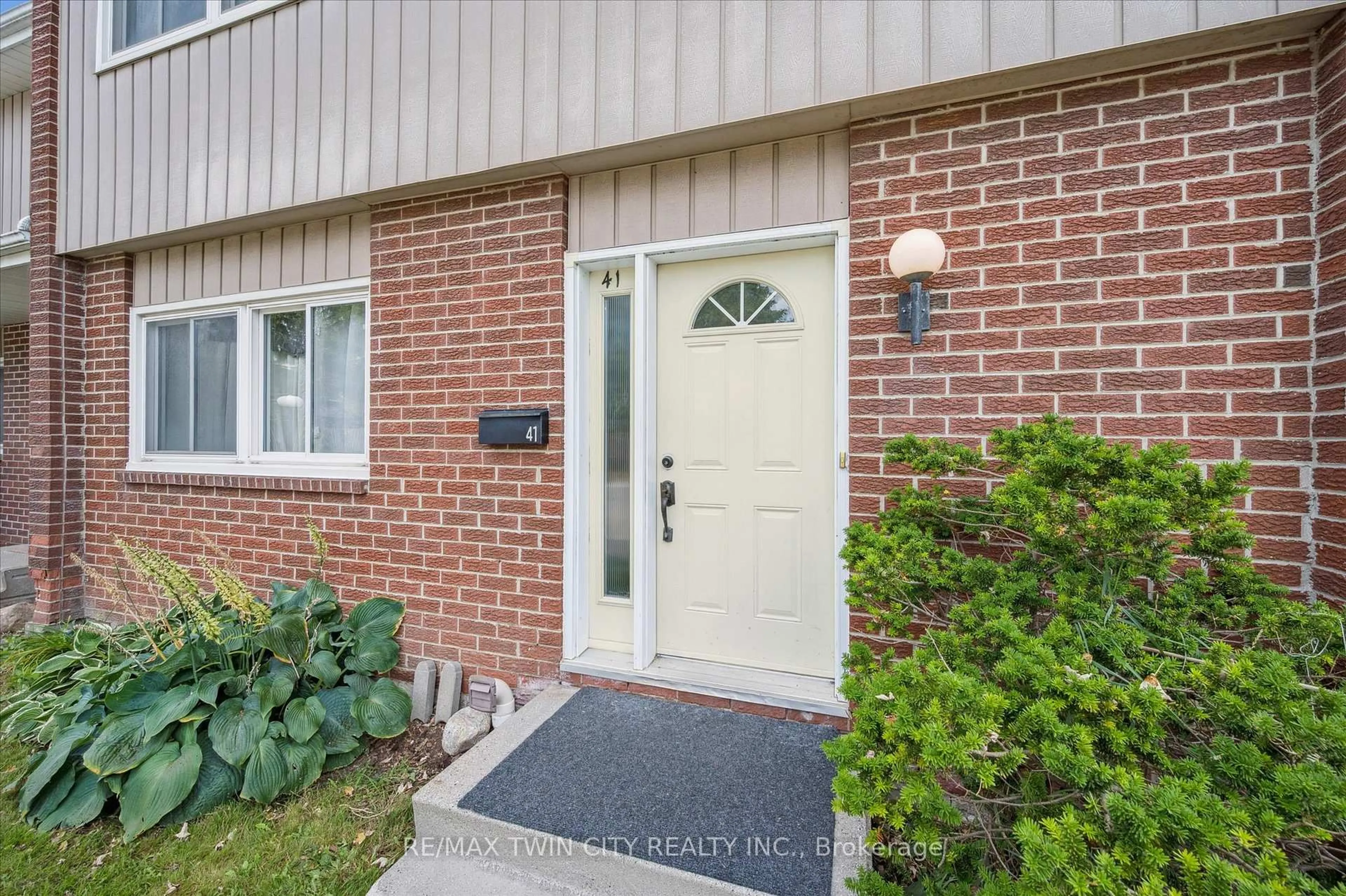 Indoor entryway for 121 University Ave #41, Waterloo Ontario N2J 4J1