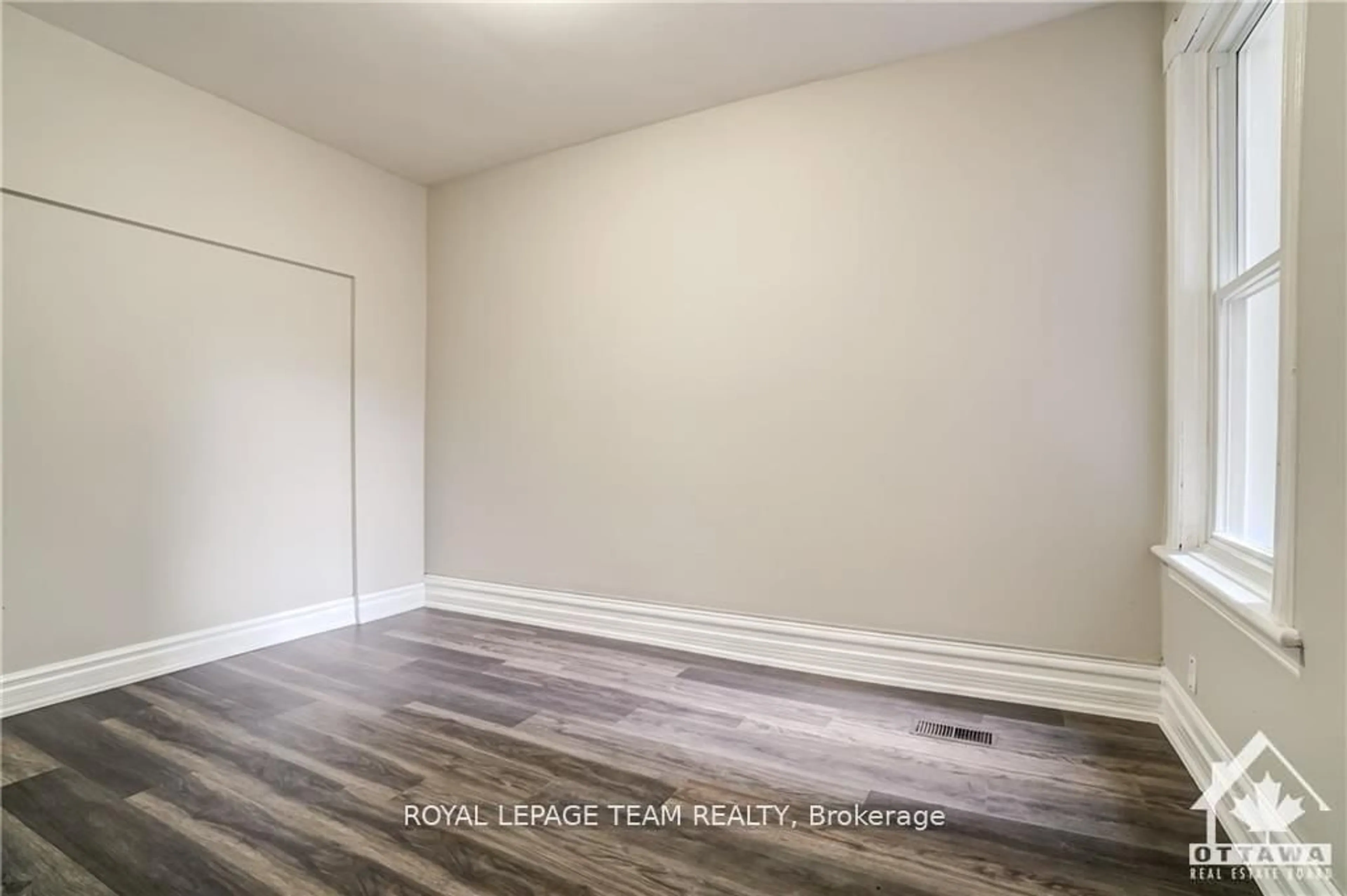 A pic of a room for 308-310 CUMBERLAND St, Ottawa Ontario K1N 7H9