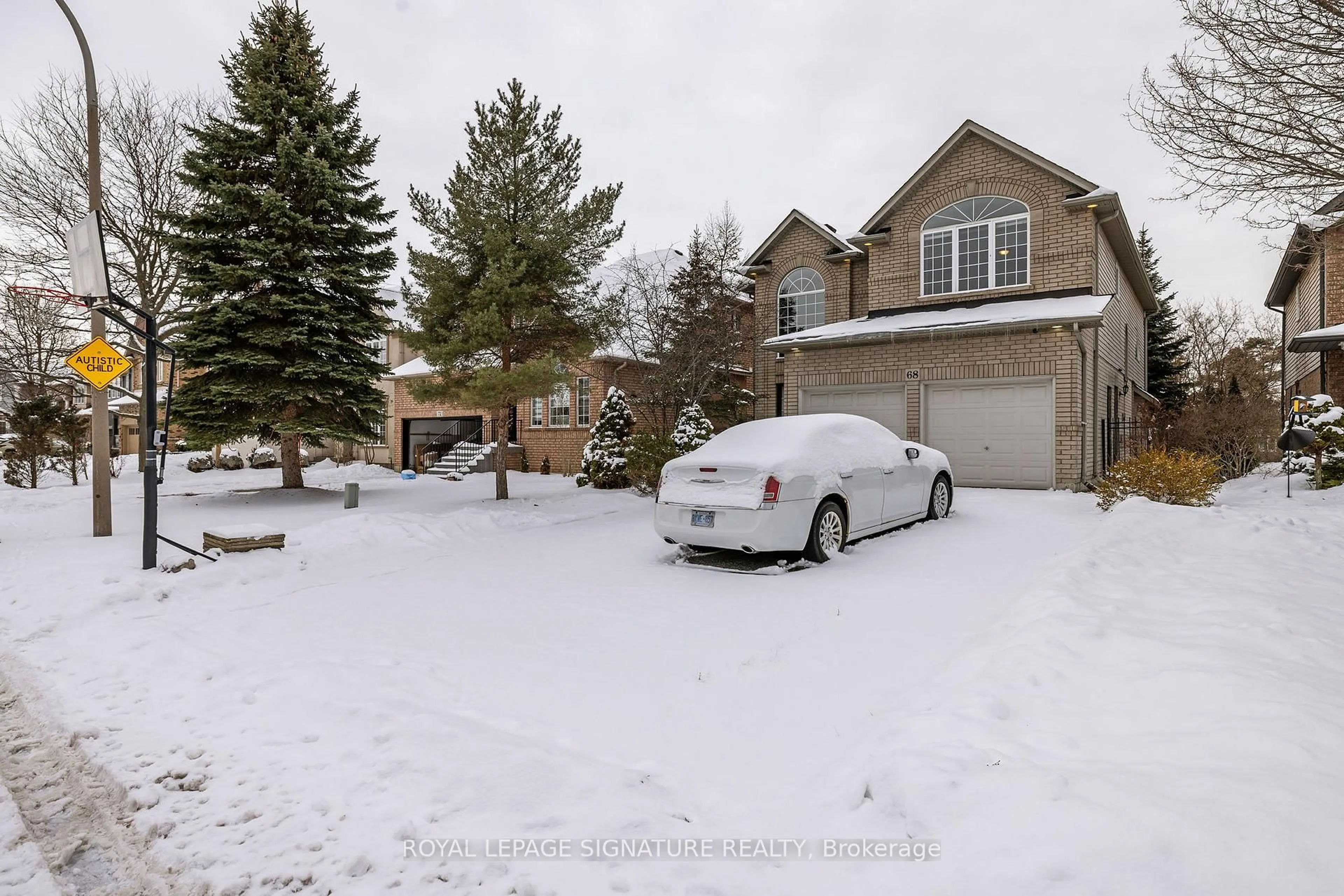 A pic from outside/outdoor area/front of a property/back of a property/a pic from drone, street for 68 Southcreek Dr, Hamilton Ontario L9K 1M2