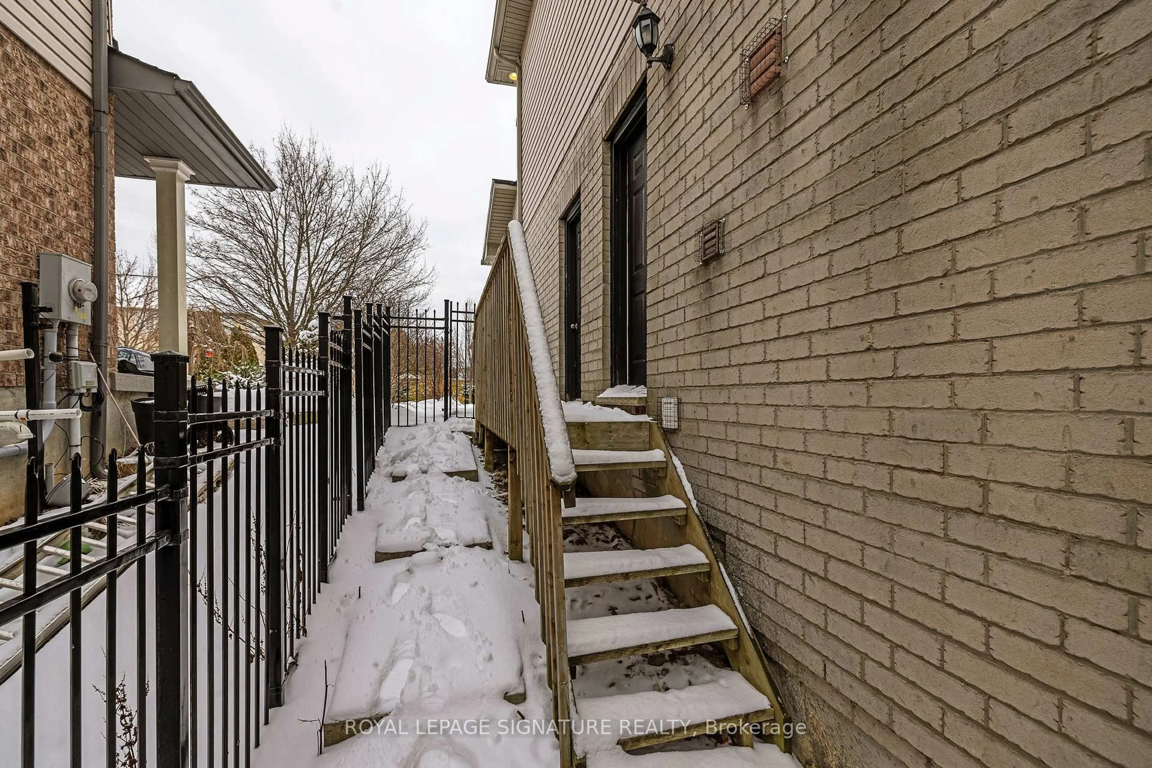 Patio, street for 68 Southcreek Dr, Hamilton Ontario L9K 1M2