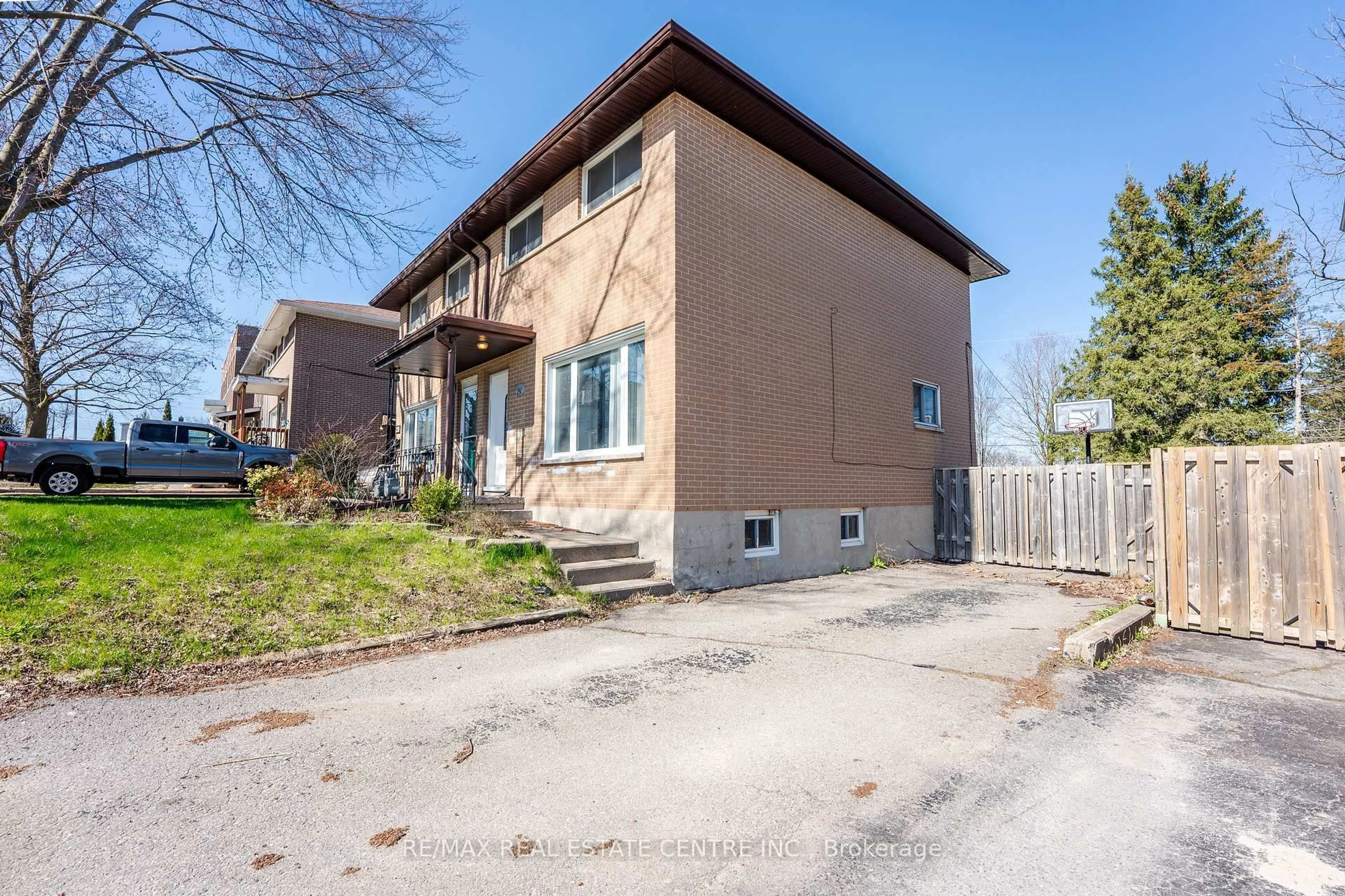 Home with brick exterior material, street for 231 Perth St, Brockville Ontario K6V 5E7