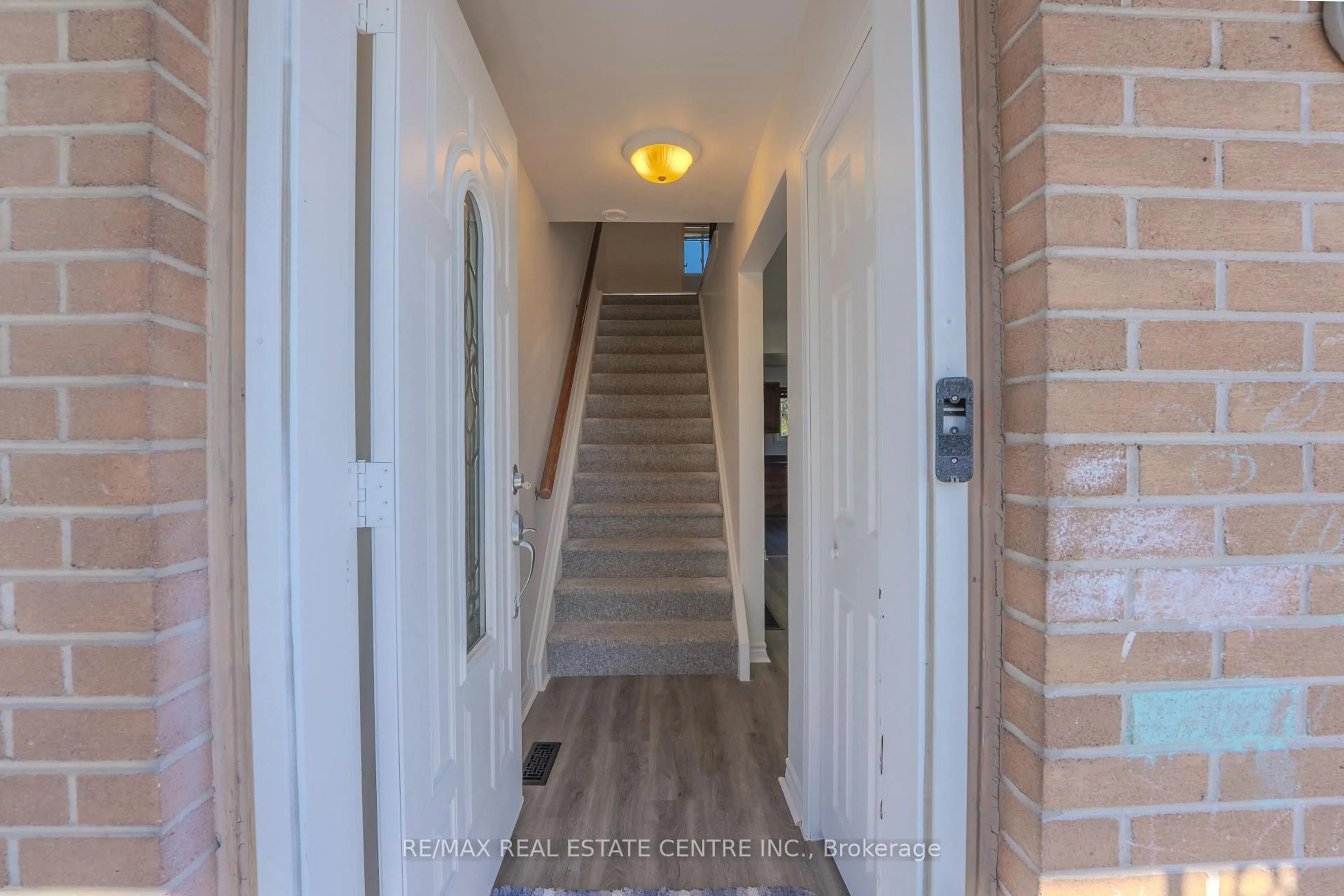 Indoor entryway for 231 Perth St, Brockville Ontario K6V 5E7