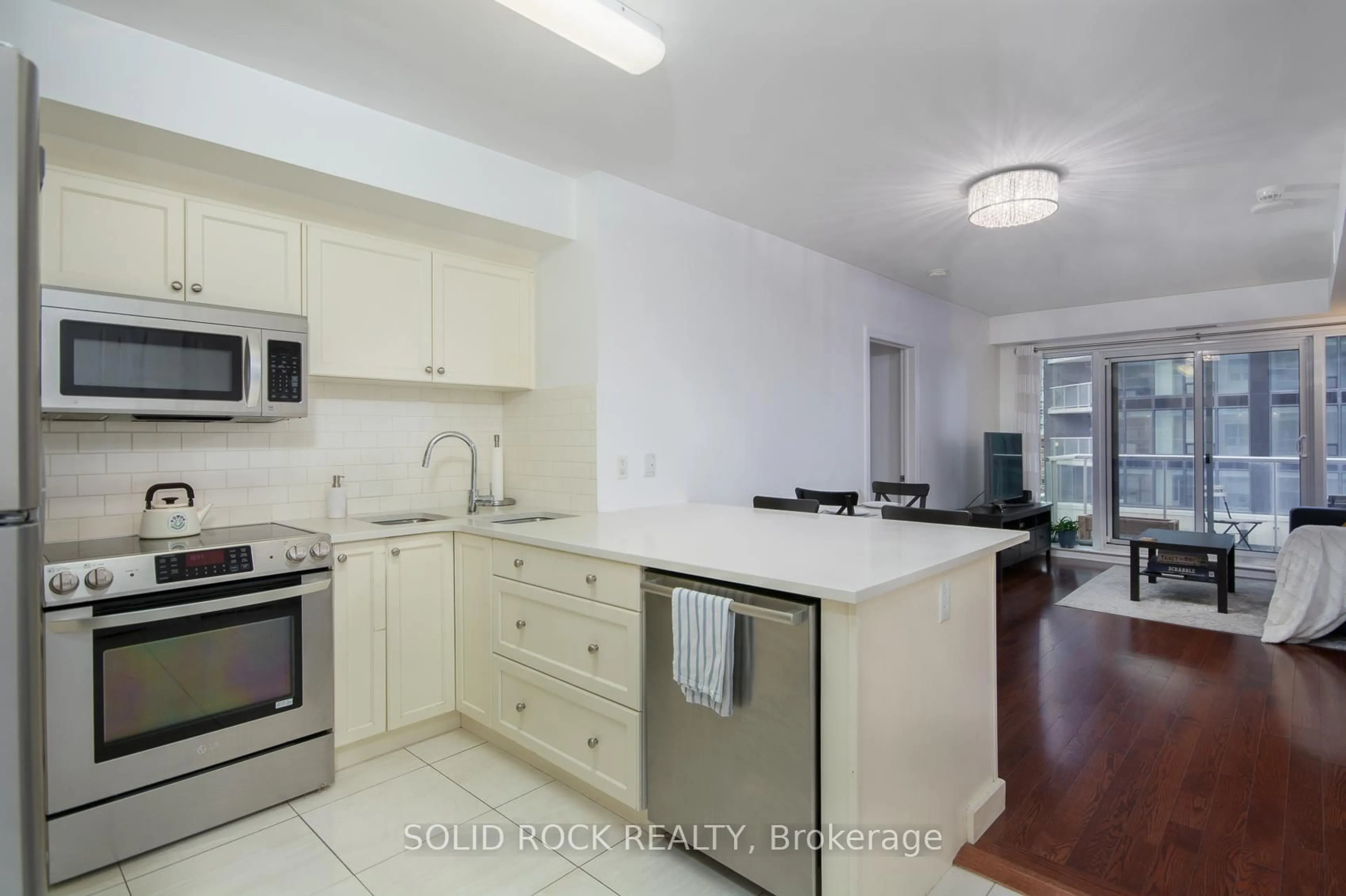 Standard kitchen, unknown for 242 Rideau St #502, Ottawa Ontario K1N 0B7