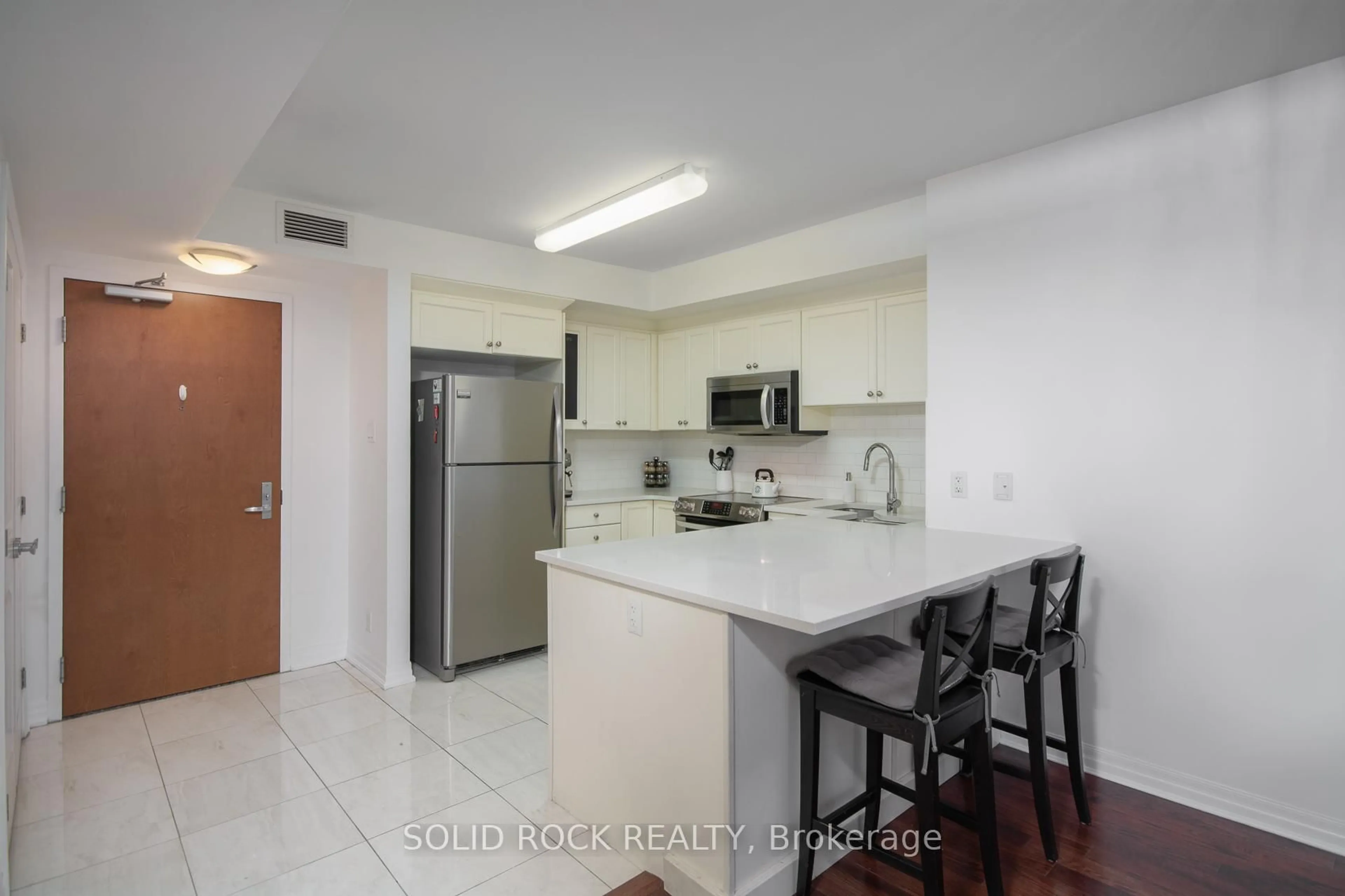 Standard kitchen, ceramic/tile floor for 242 Rideau St #502, Ottawa Ontario K1N 0B7