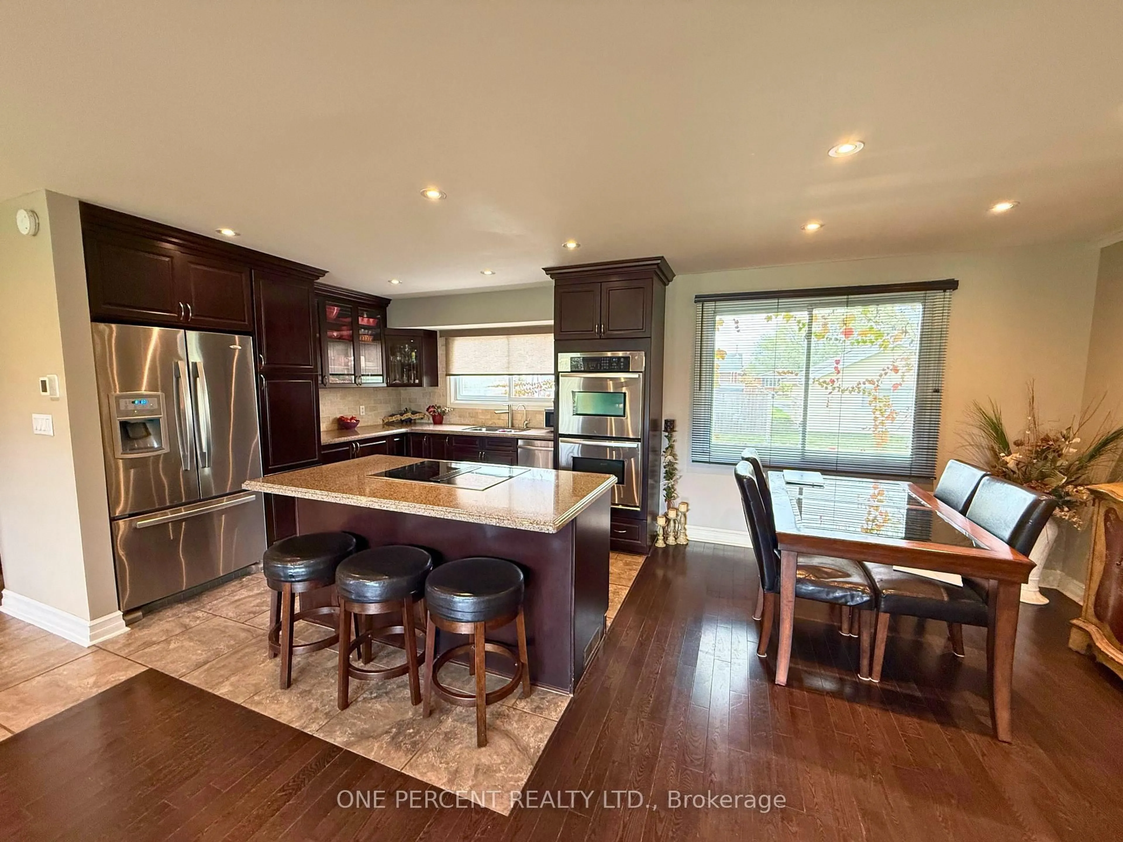 Open concept kitchen, wood/laminate floor for 978 Ferndale Ave, Fort Erie Ontario L2A 5S8