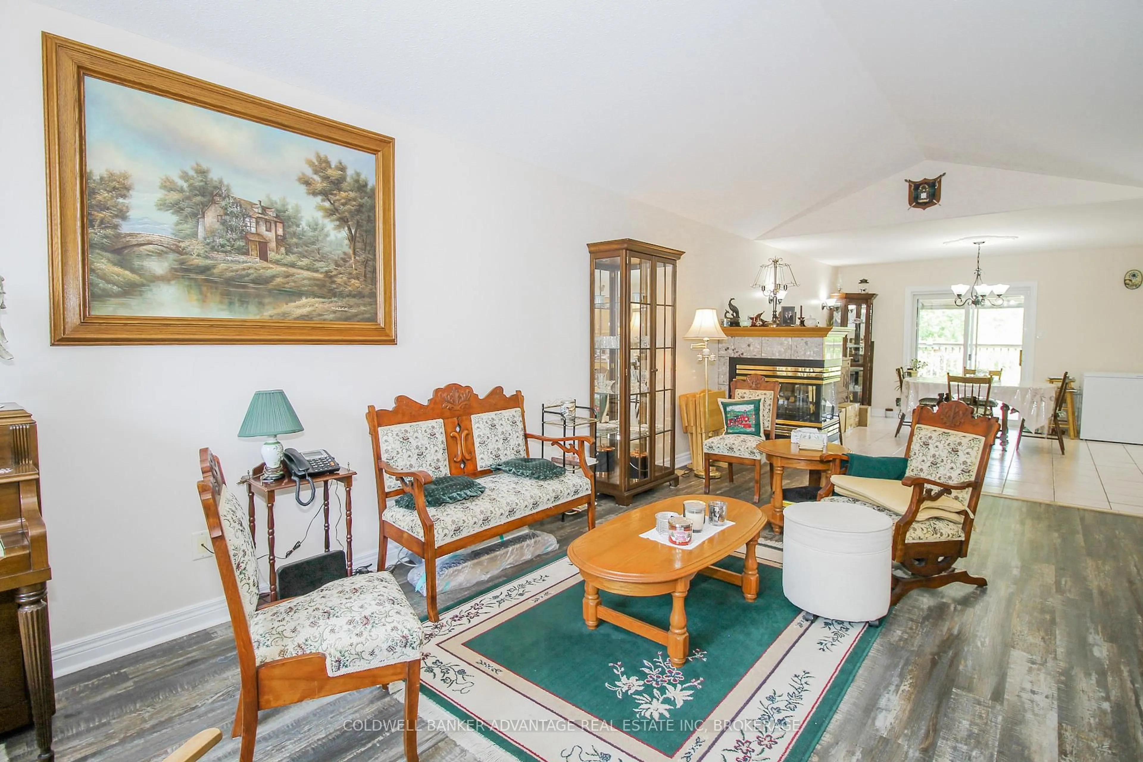 Living room with furniture, unknown for 40 Gretel Dr, Welland Ontario L3C 7H6