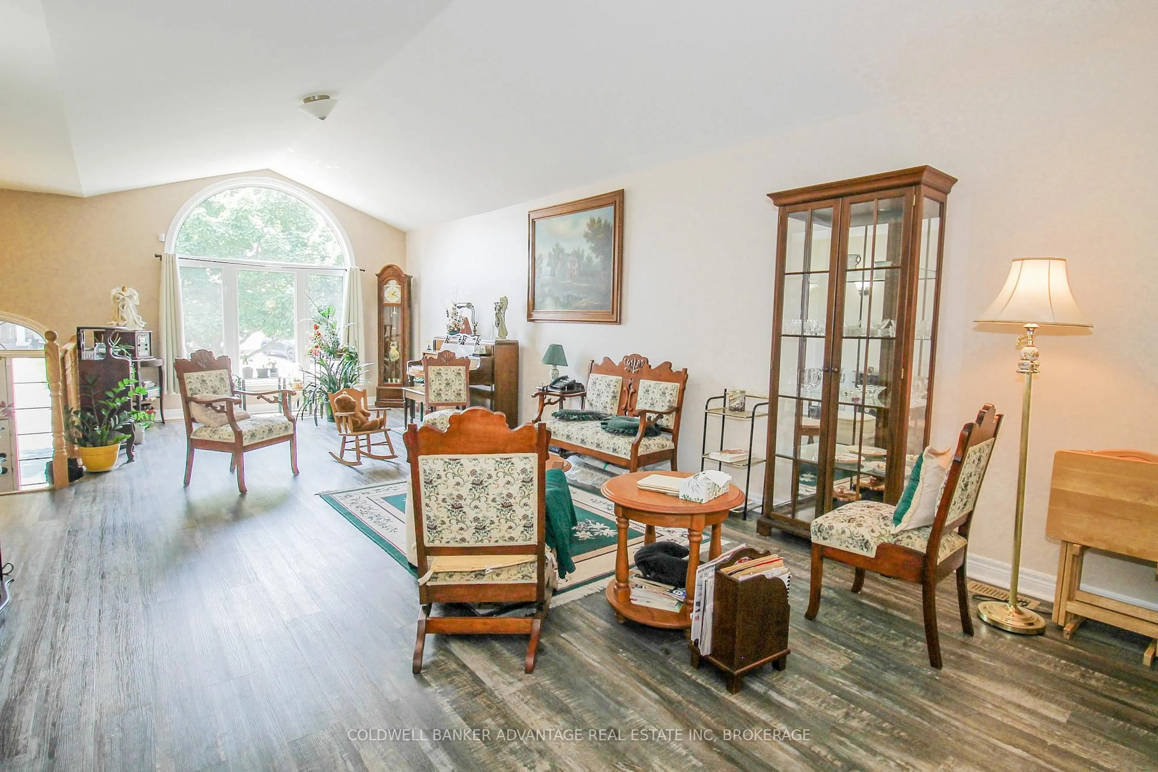 Living room with furniture, wood/laminate floor for 40 Gretel Dr, Welland Ontario L3C 7H6