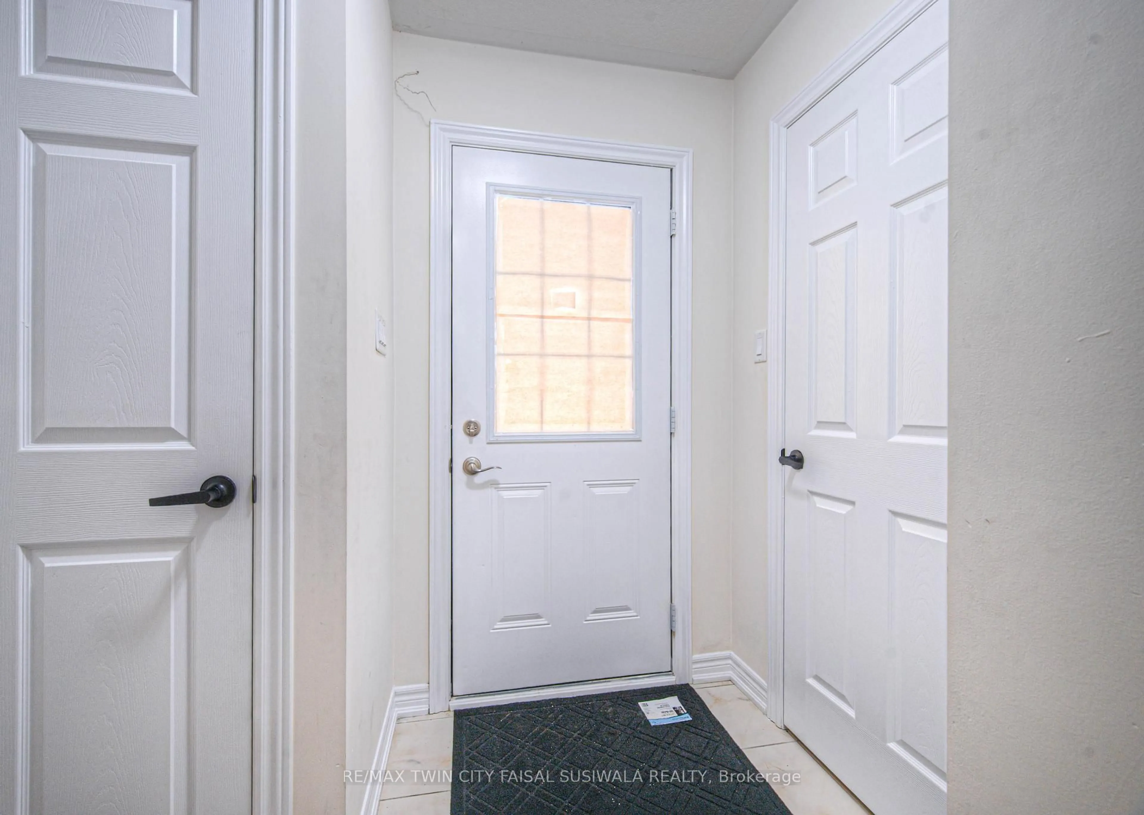 Indoor entryway for 755 Linden Dr #57, Cambridge Ontario N3H 0E4