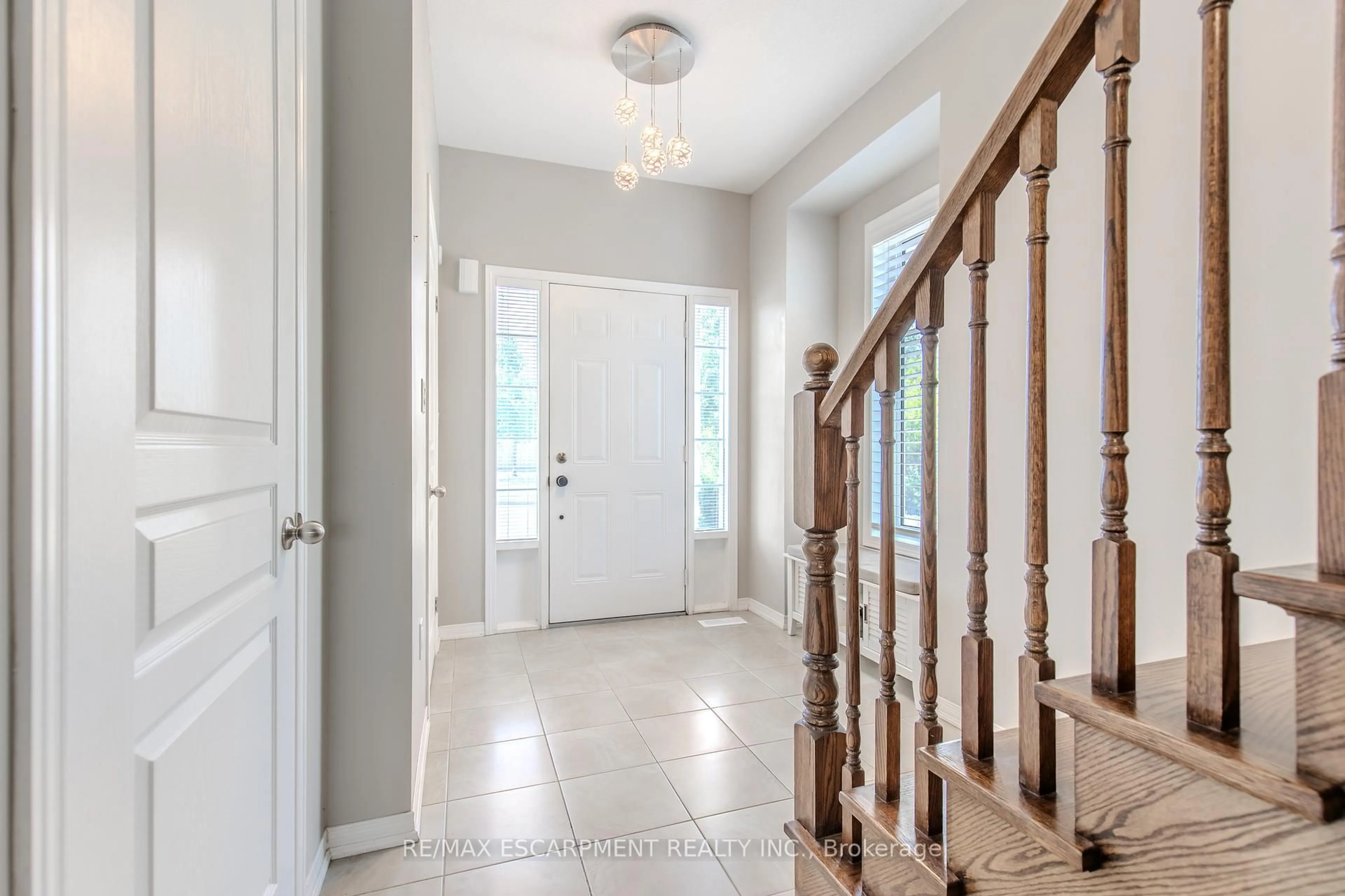 Indoor entryway for 170 Palacebeach Tr #41, Hamilton Ontario L8E 0H2