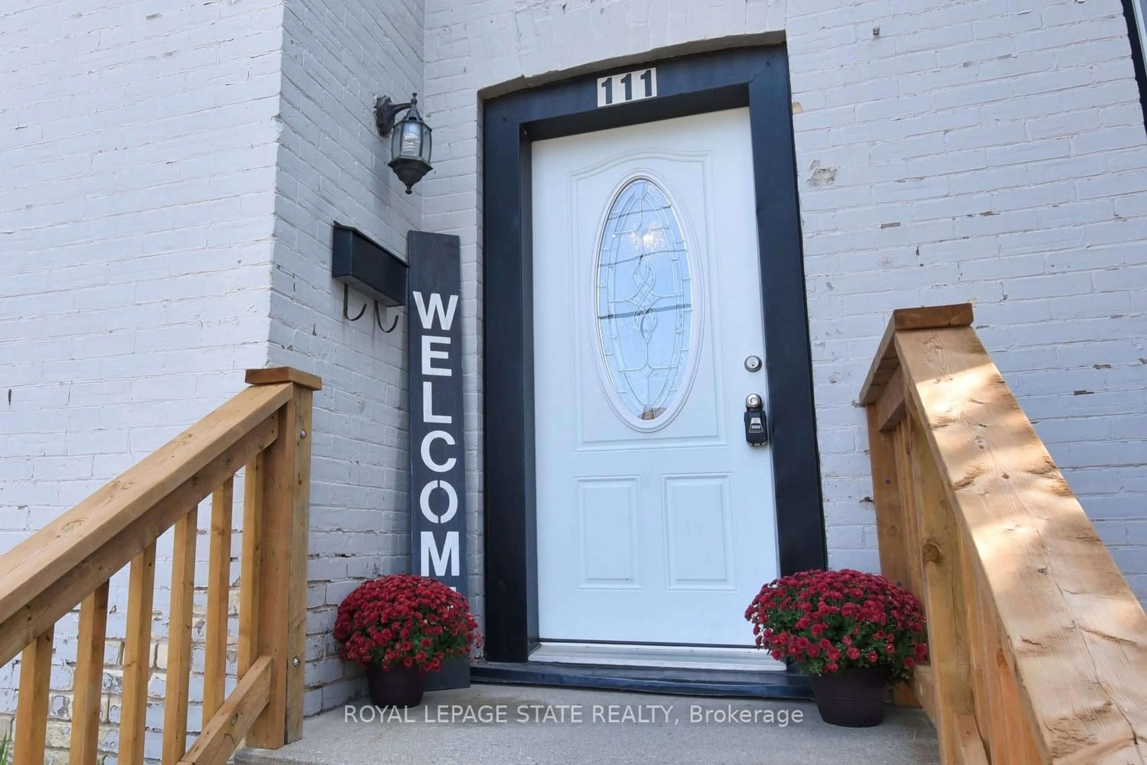 Indoor entryway for 111 Drummond St, Brantford Ontario N3S 5Z9