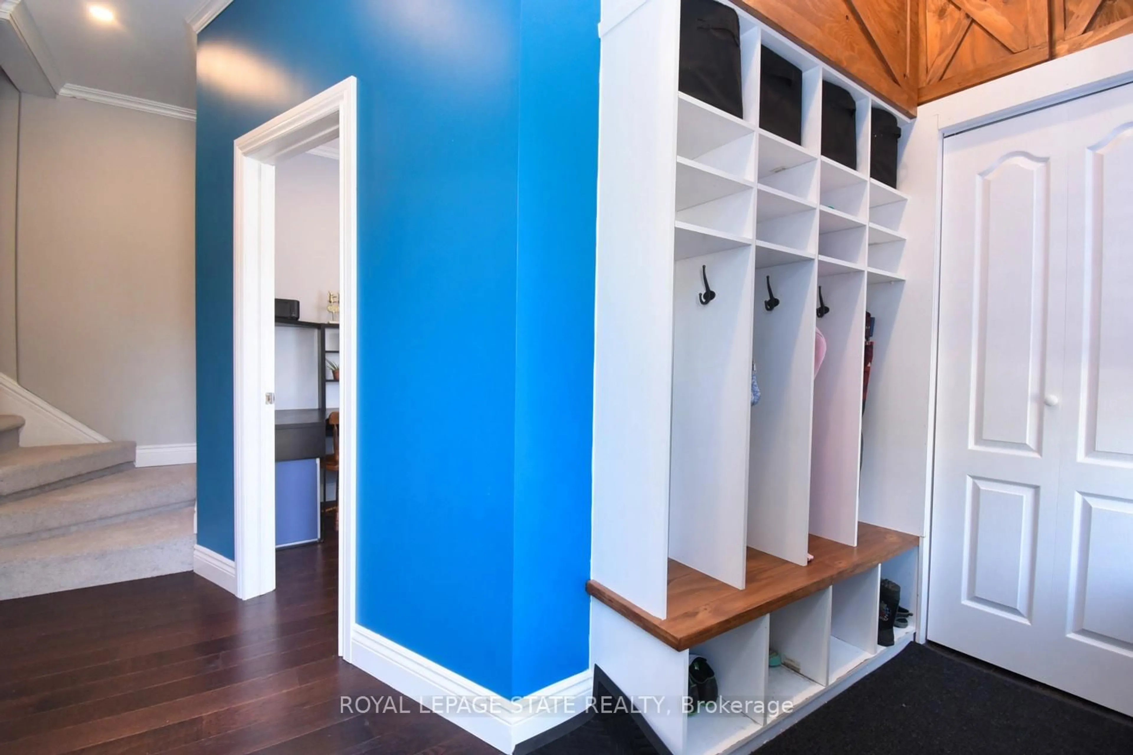 Indoor entryway for 111 Drummond St, Brantford Ontario N3S 5Z9