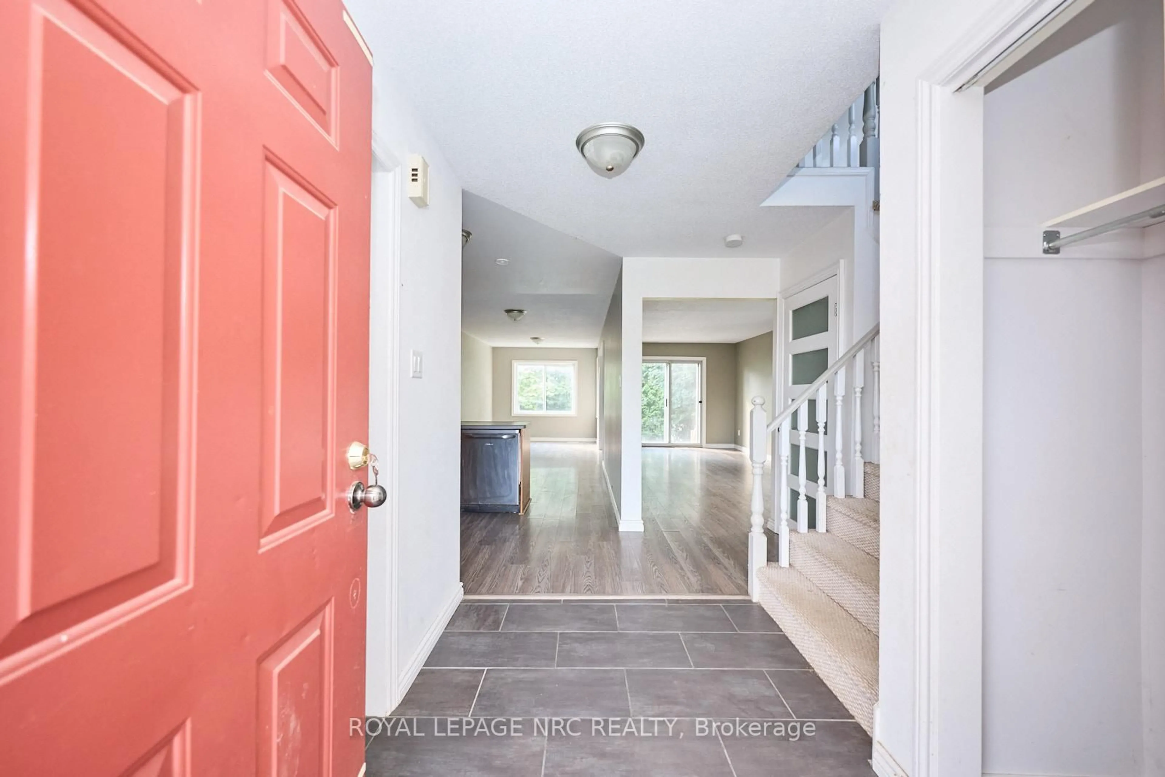 Indoor entryway for 14 Buss Crt, Thorold Ontario L2V 5B1