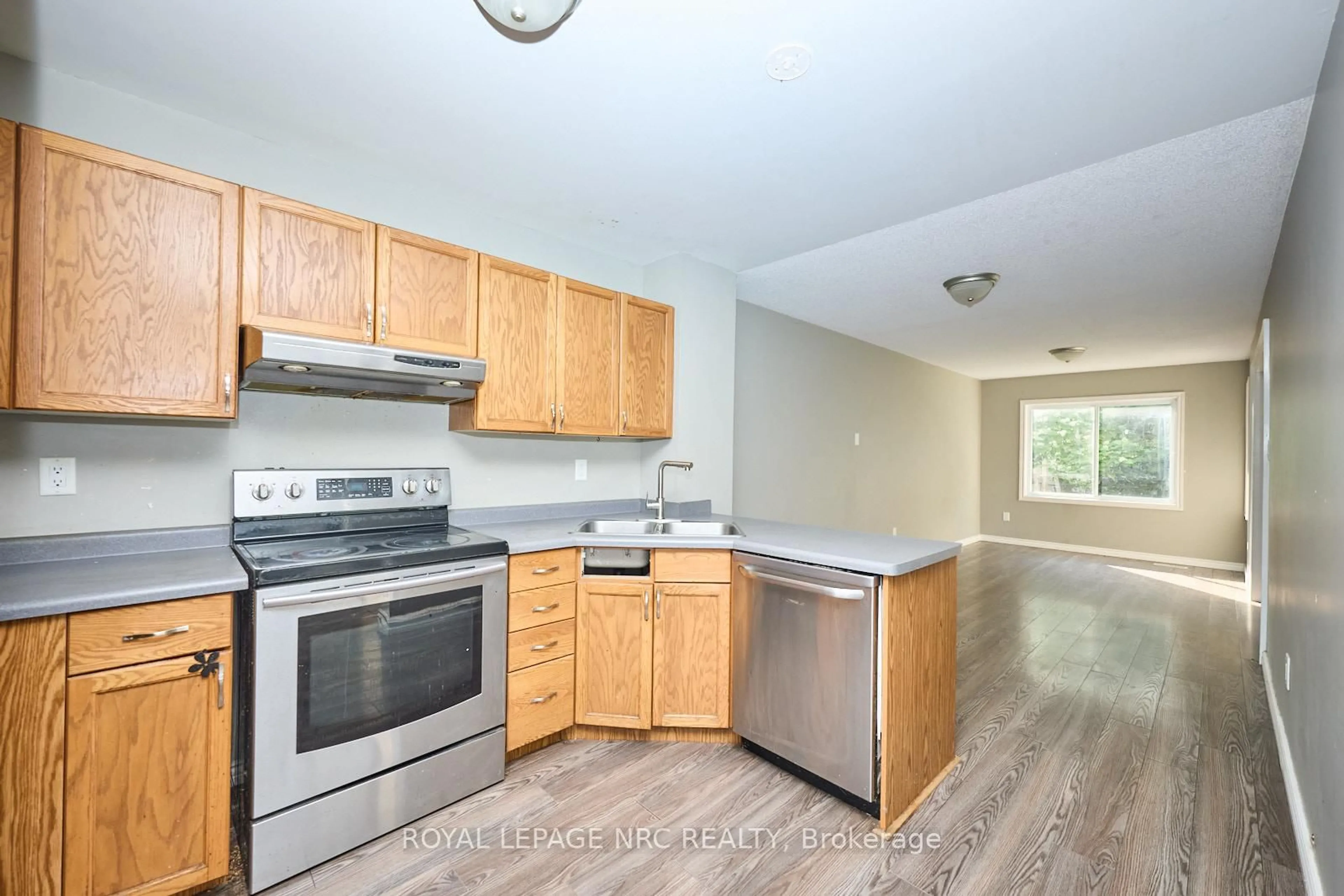 Standard kitchen, unknown for 14 Buss Crt, Thorold Ontario L2V 5B1