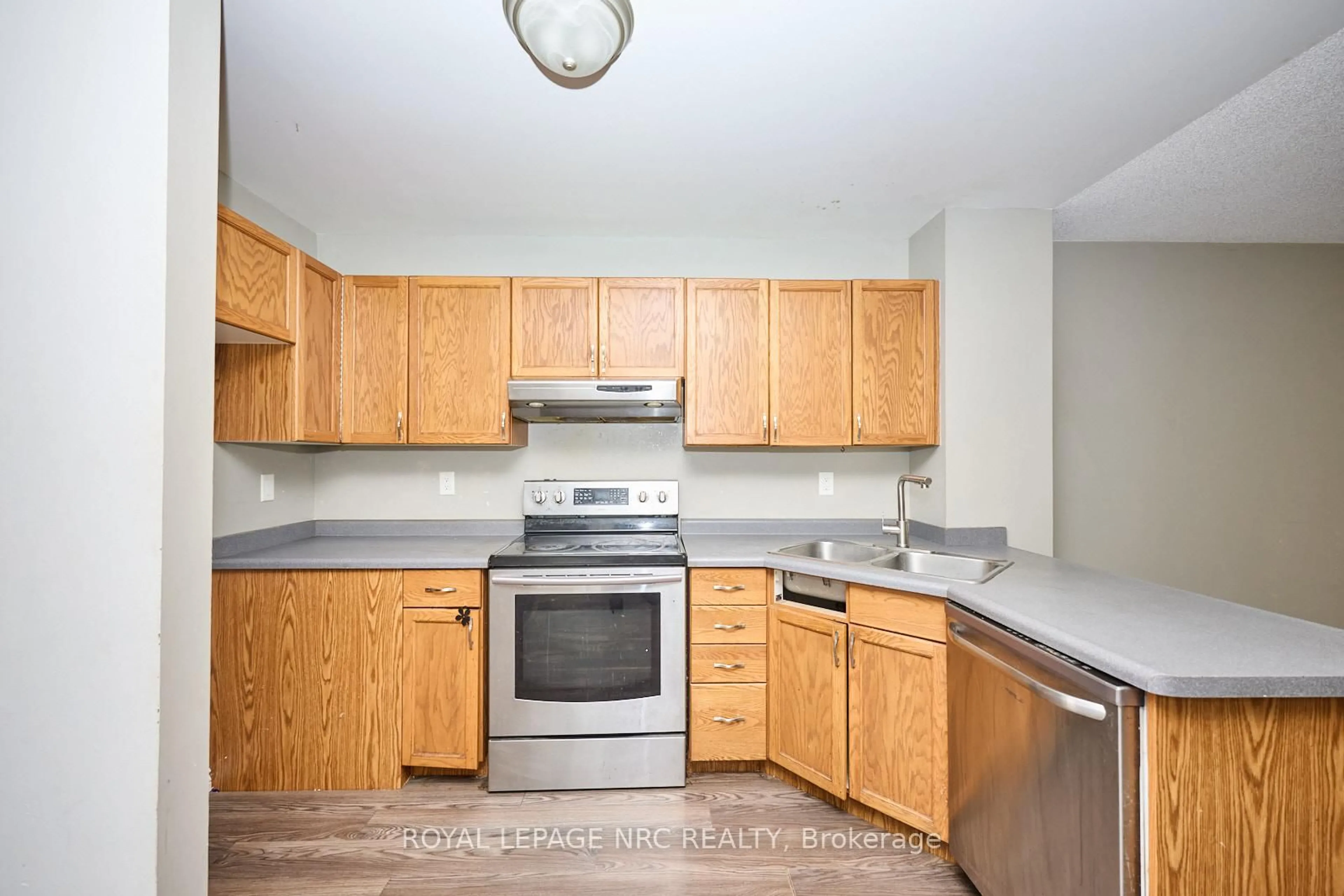 Standard kitchen, unknown for 14 Buss Crt, Thorold Ontario L2V 5B1